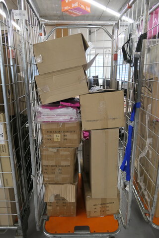 3x Rolcontainer gevuld met diverse winkelinventaris