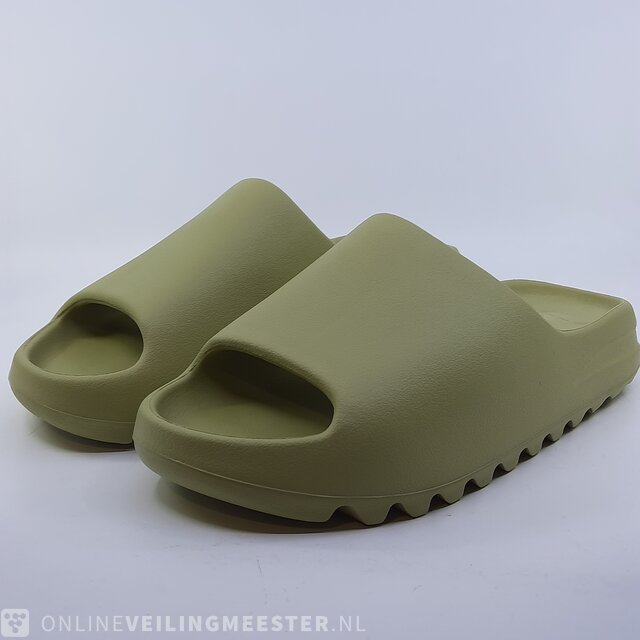 Paar slippers, maat 47 Adidas, Yeezy Slide FZ5904 » Onlineveilingmeester.nl
