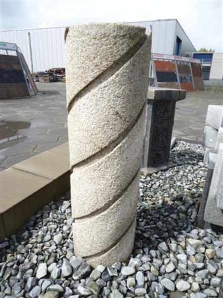 Sanders Bewijzen lade Waterornament natuursteen zuil met infresing, hoogte: 100cm. »  Onlineauctionmaster.com