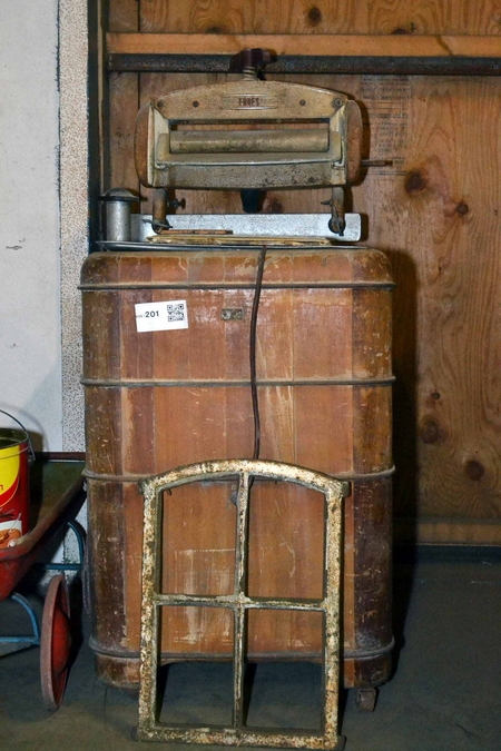 uitrusting Verslinden bijeenkomst Antieke houten wasmachine met wringer , Erres , afm. hxbxd ca. 85x53x53 cm  » Onlineauctionmaster.com