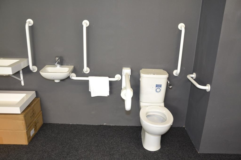 Invalide-toilet, Ideal Standard, wit, duoblok inclusief 6 beugels, wasbak, keramiek, wit » Onlineauctionmaster.com