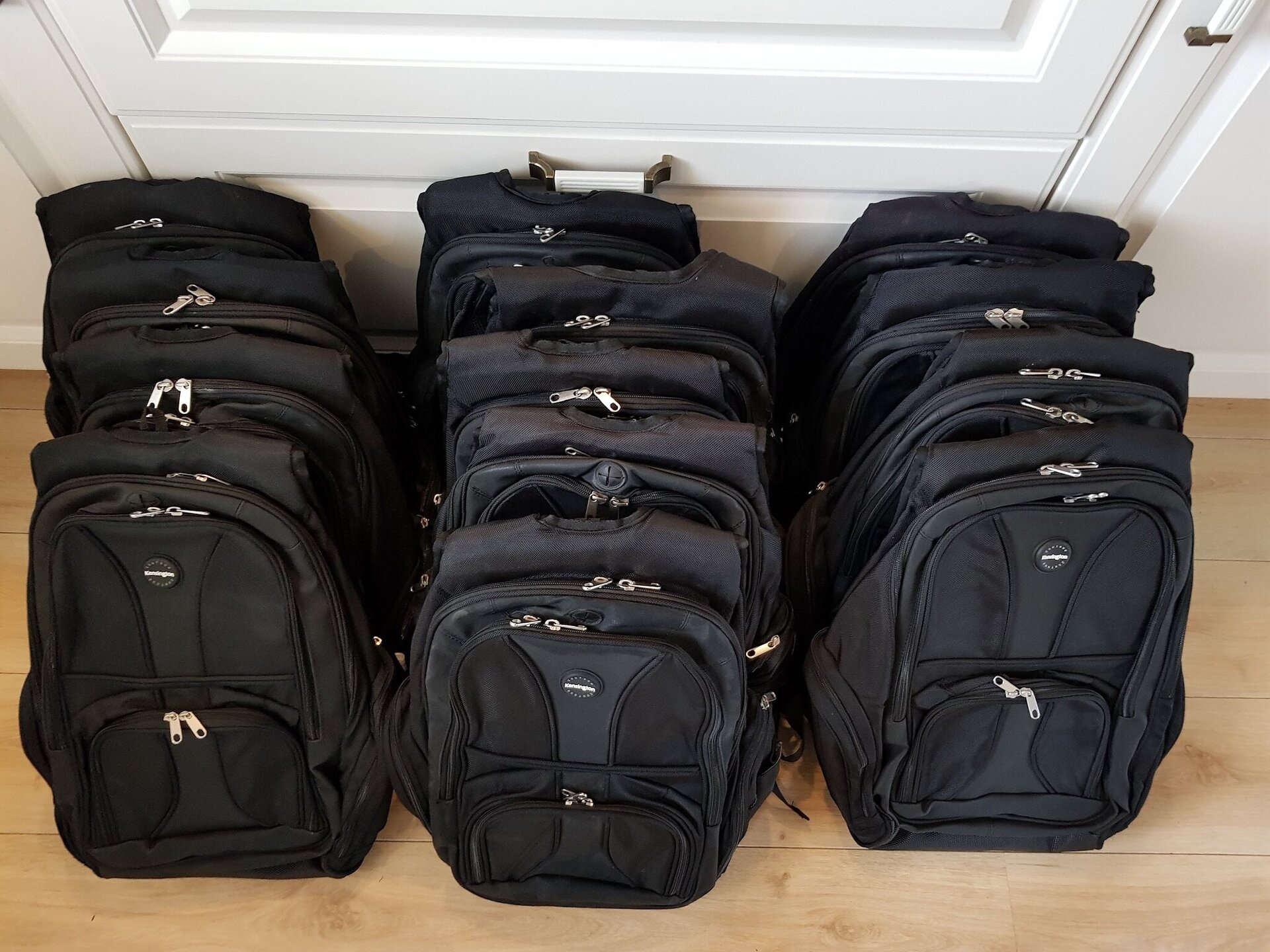 Ca. 12x Rugzak, Kensington, Contour, Zwart