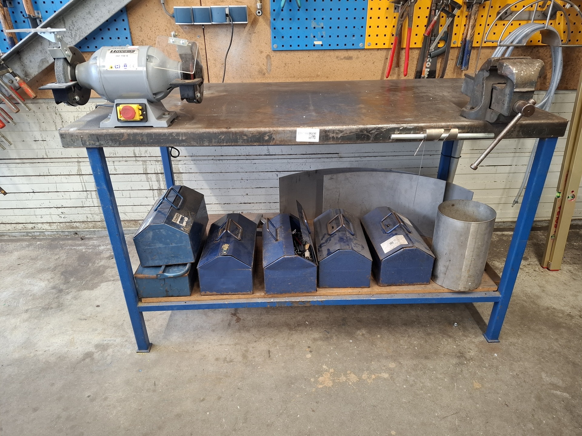 Werkbank met bankschroef en slijper