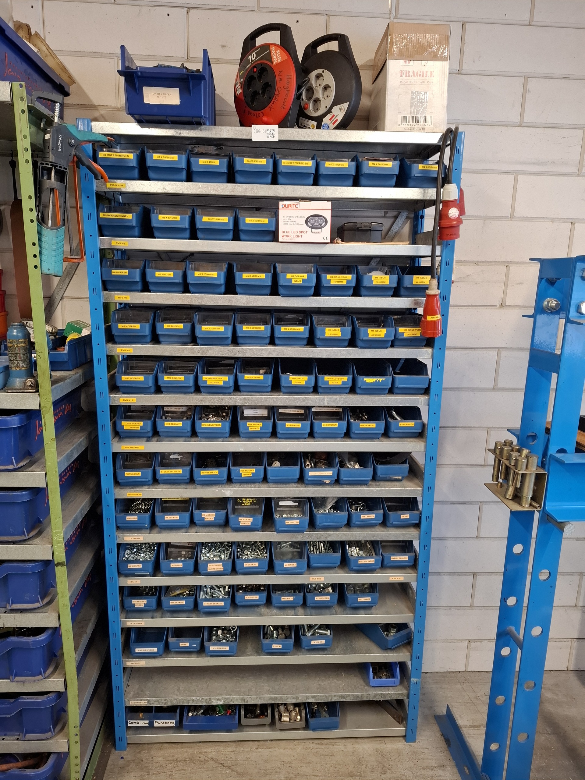 Magazijnstelling met bevestigingsmateriaal