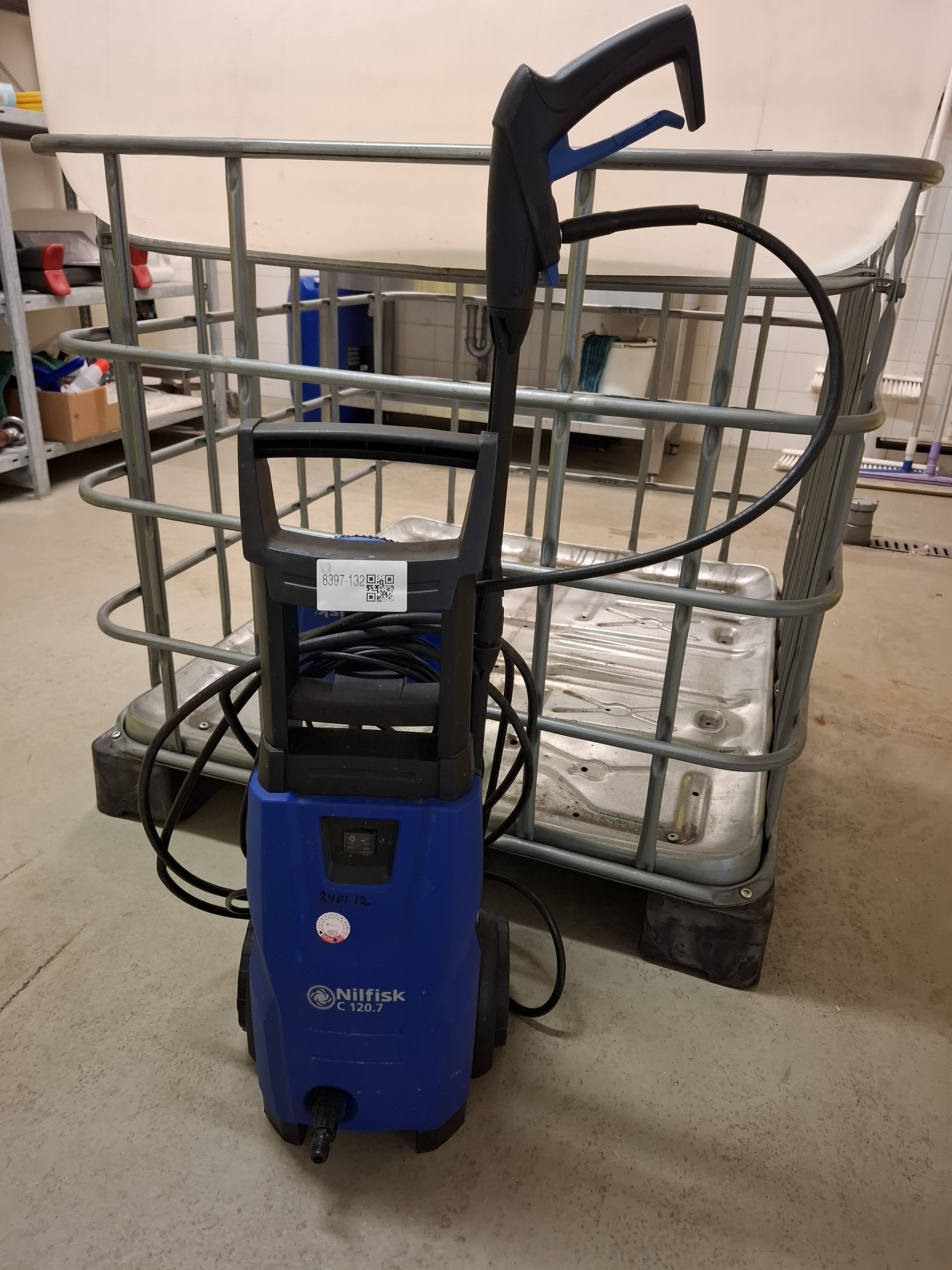 Hogedrukreiniger met slang en IBC container