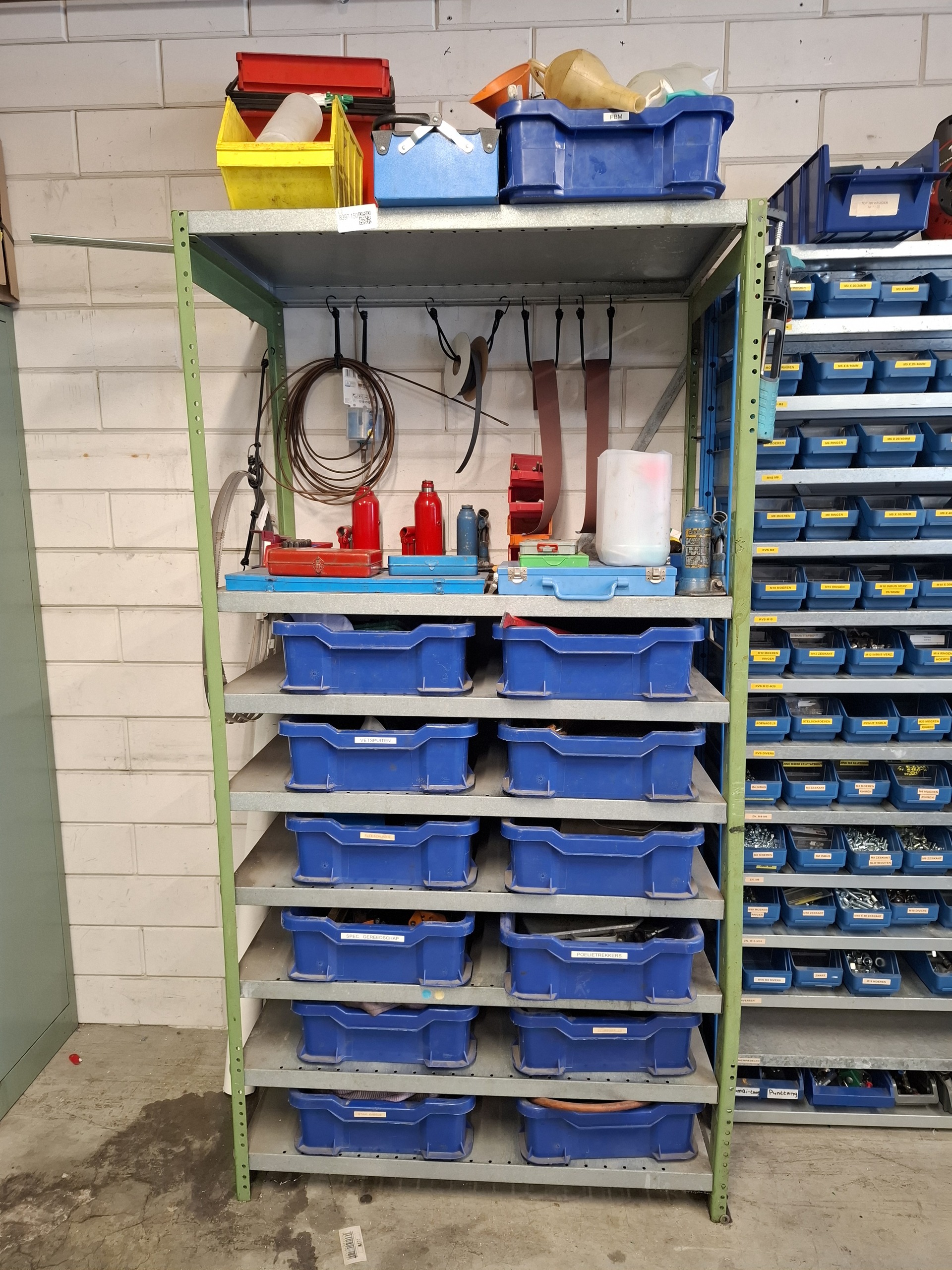 Magazijnstelling met inhoud