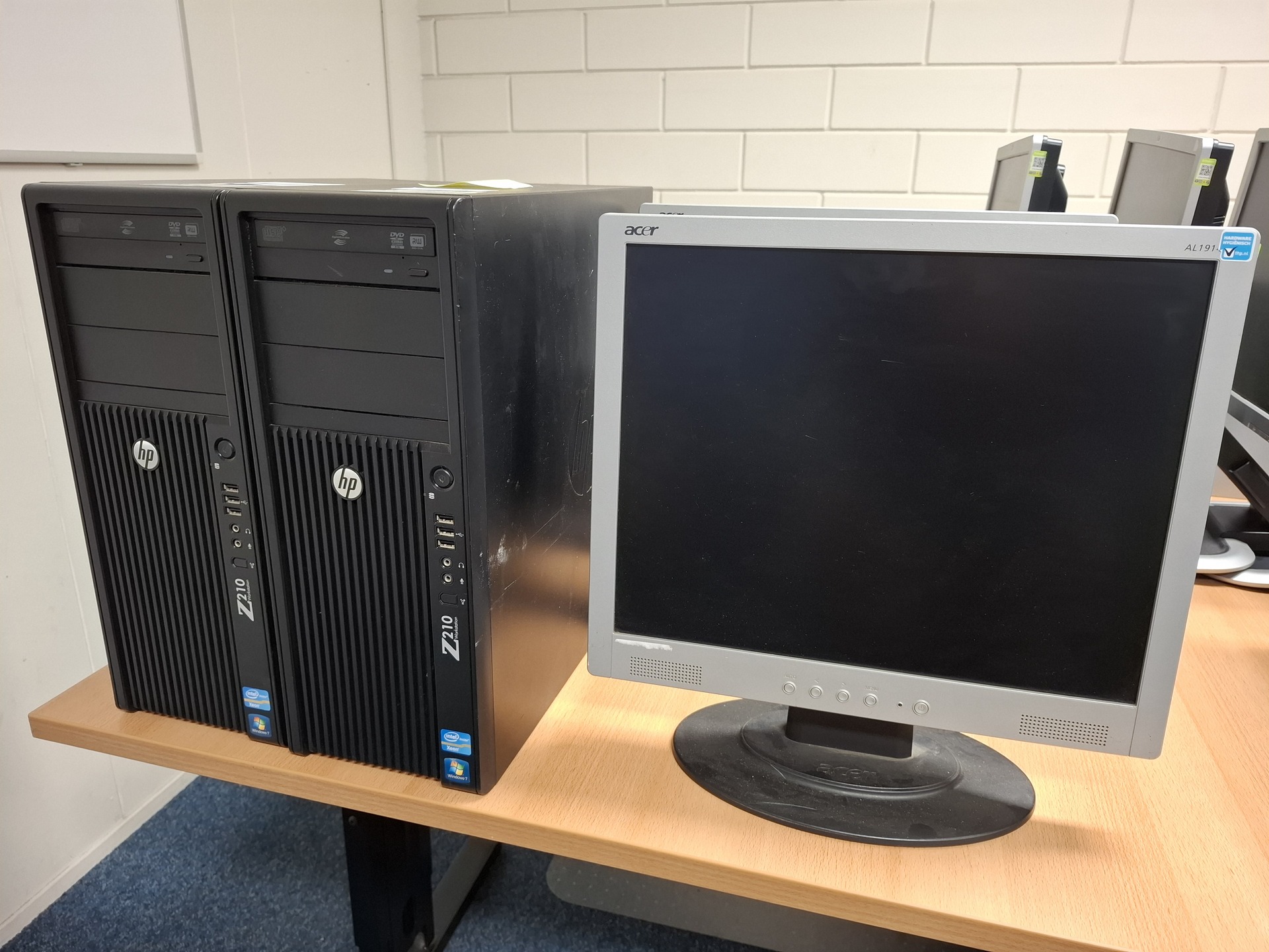 2x Computer met beeldscherm  HP, HP workstation Z210, bouwjaar 2016