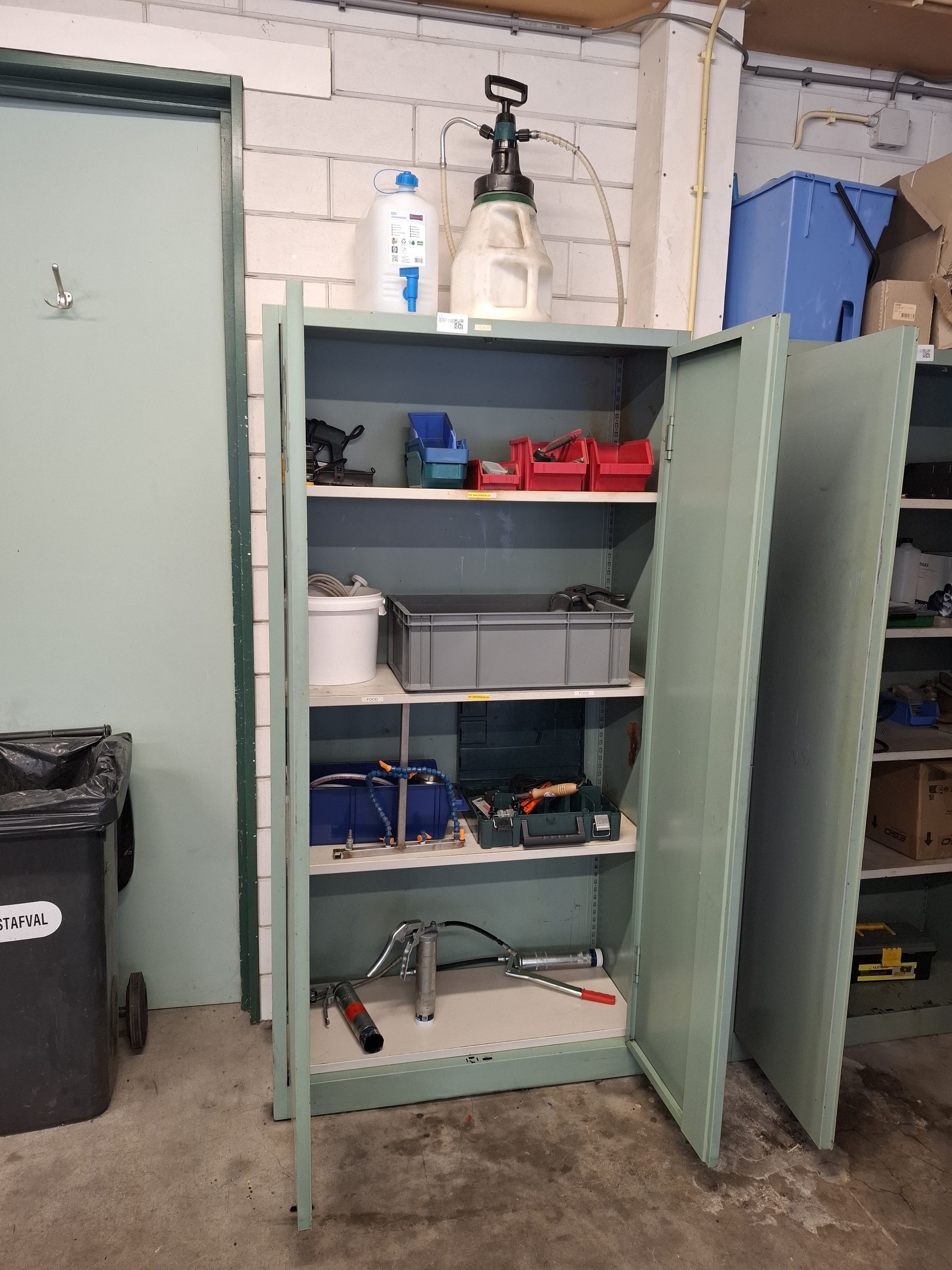 Werkplaatskast met inhoud