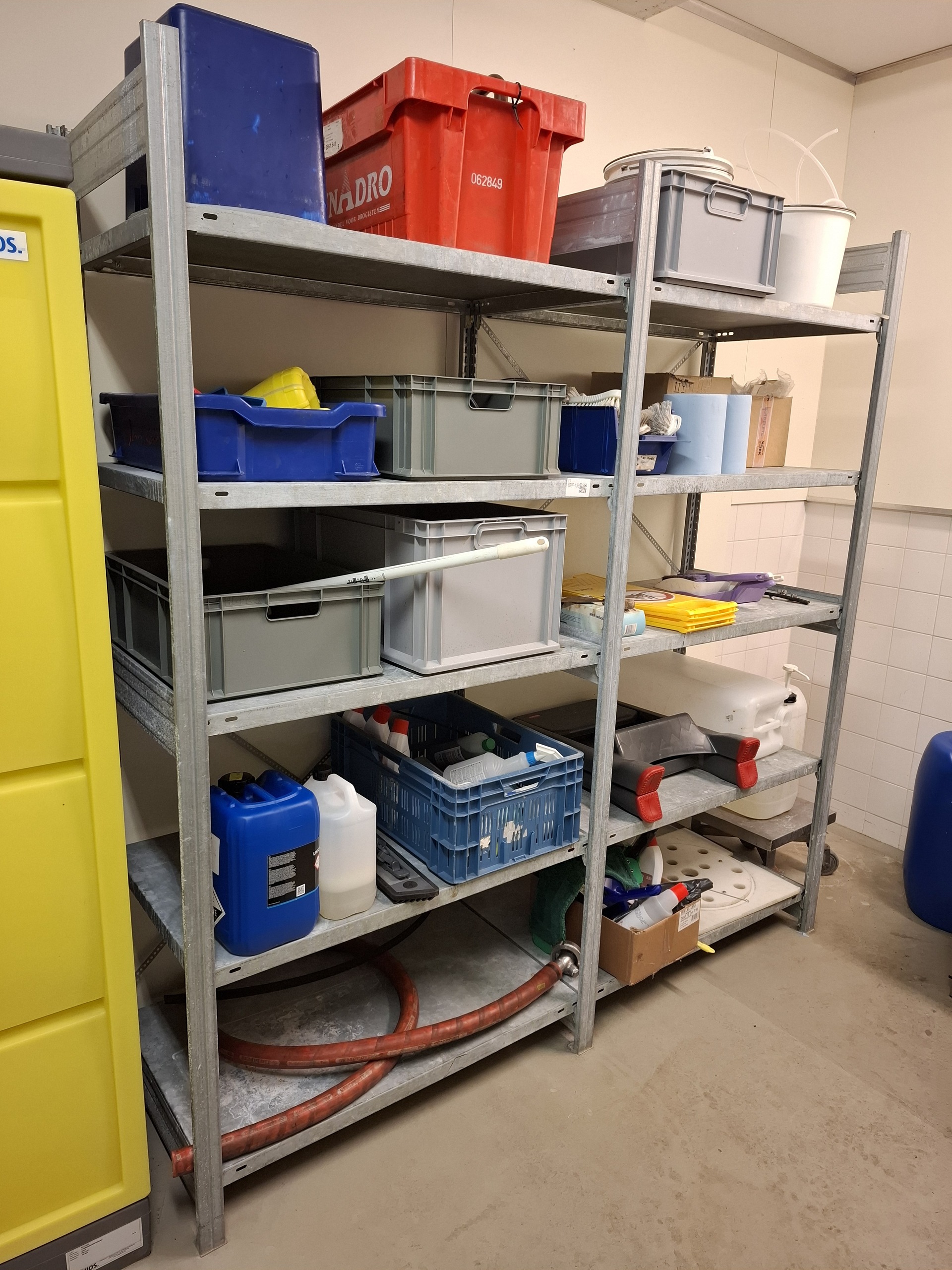 Metalen stelling met diverse schoonmaaktoebehoren