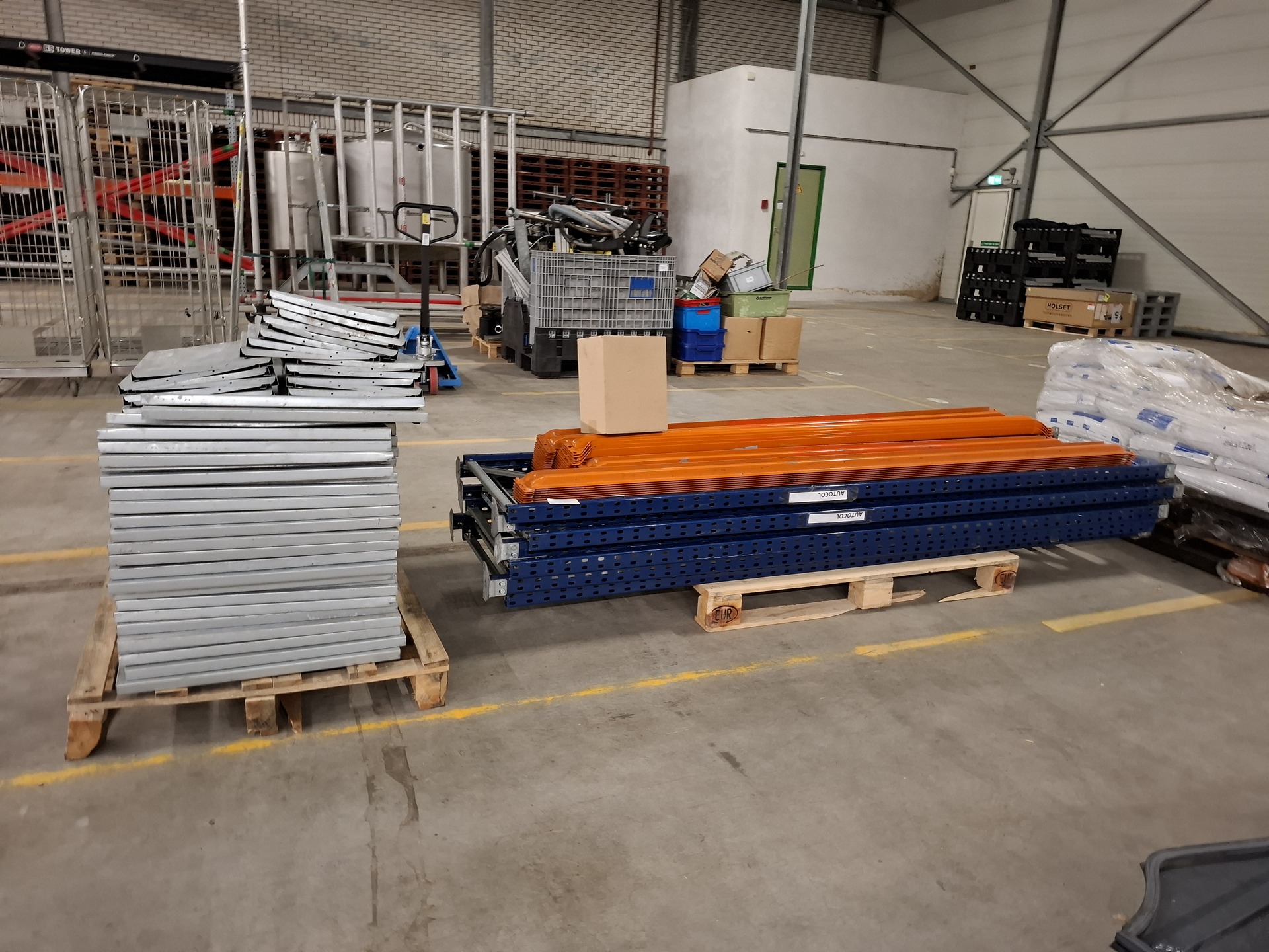 Palletstelling met metalen legborden
