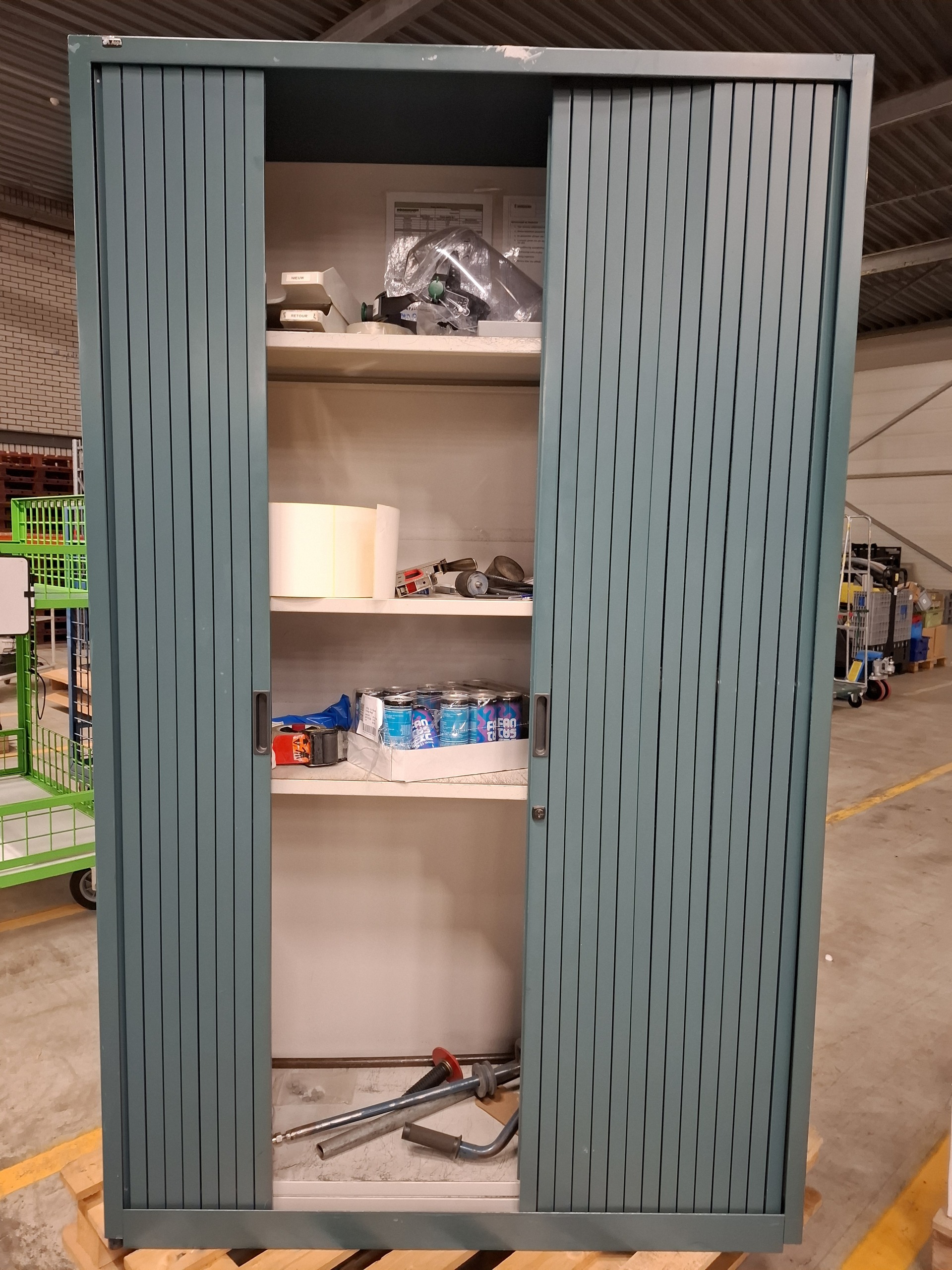 Lameldeurkast met inhoud