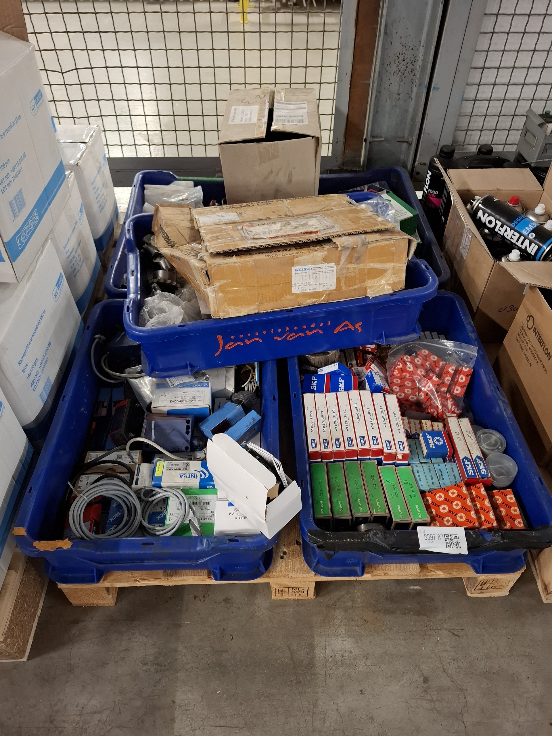 Partij machine onderdelen en toebehoren o.a. SKF, Omron