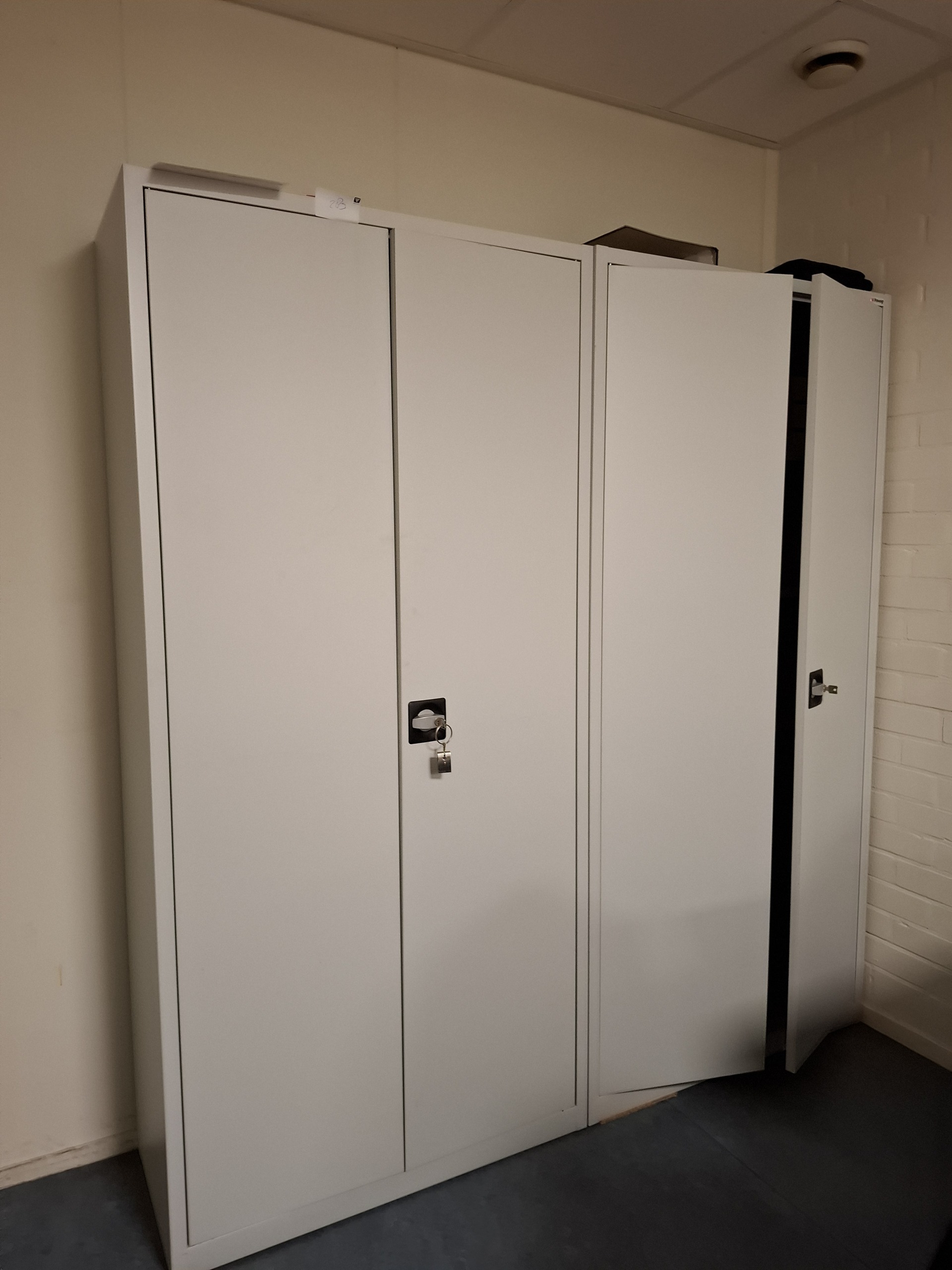 2x Archiefkast met inhoud o.a. gehoorbescherming