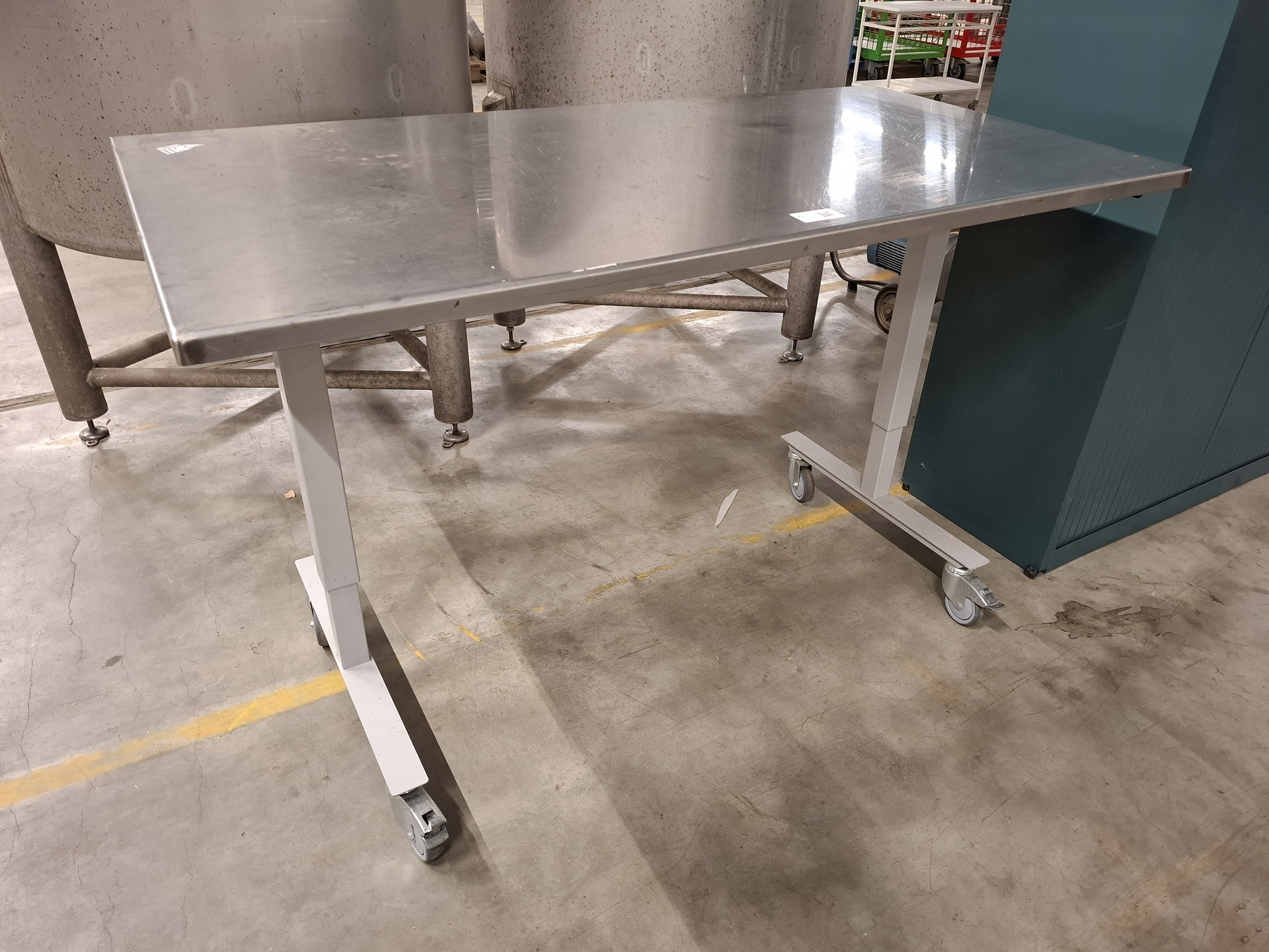 Werktafel met RVS blad, in hoogte verstelbaar