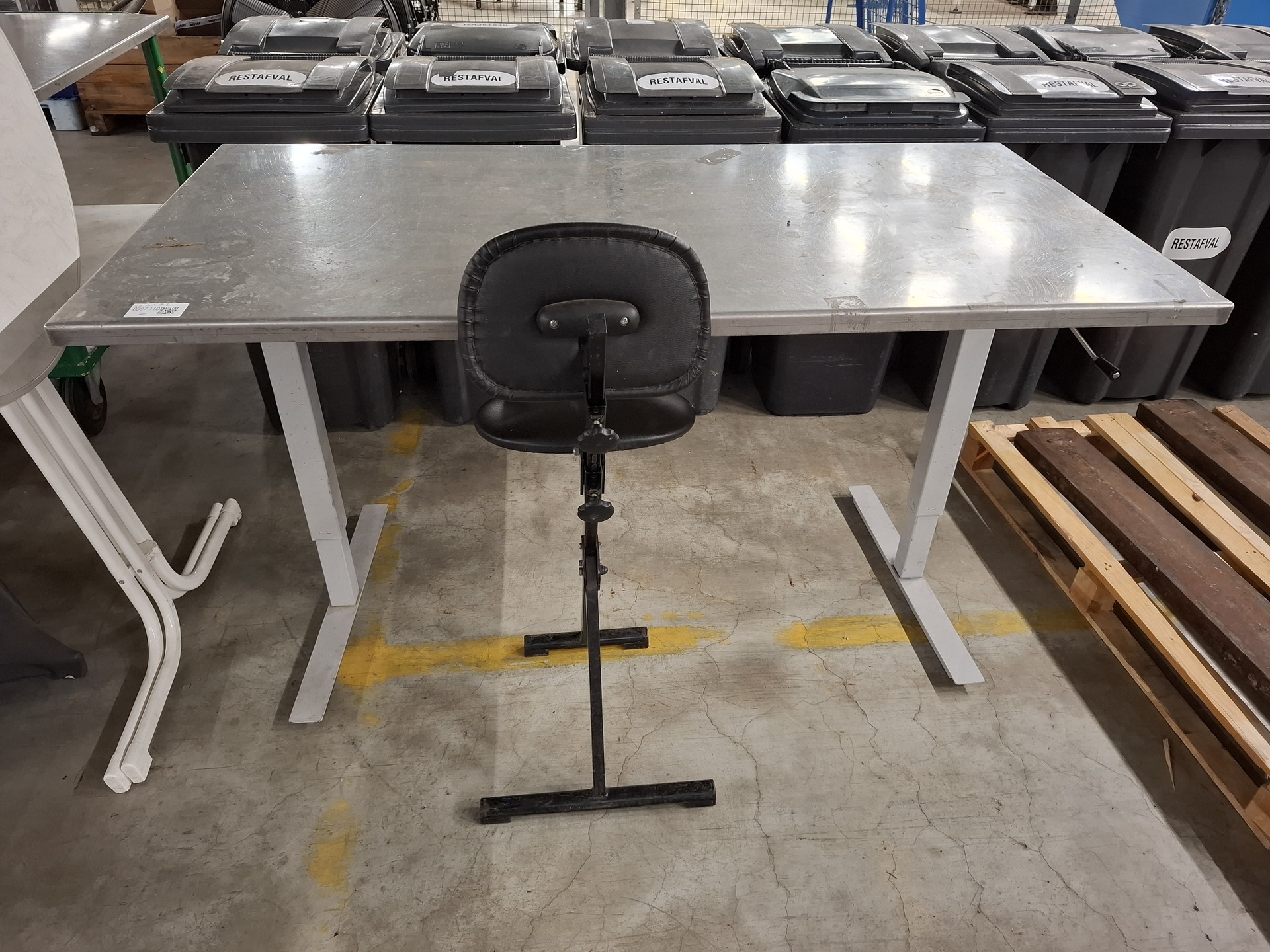 Werktafel met RVS blad, in hoogte verstelbaar