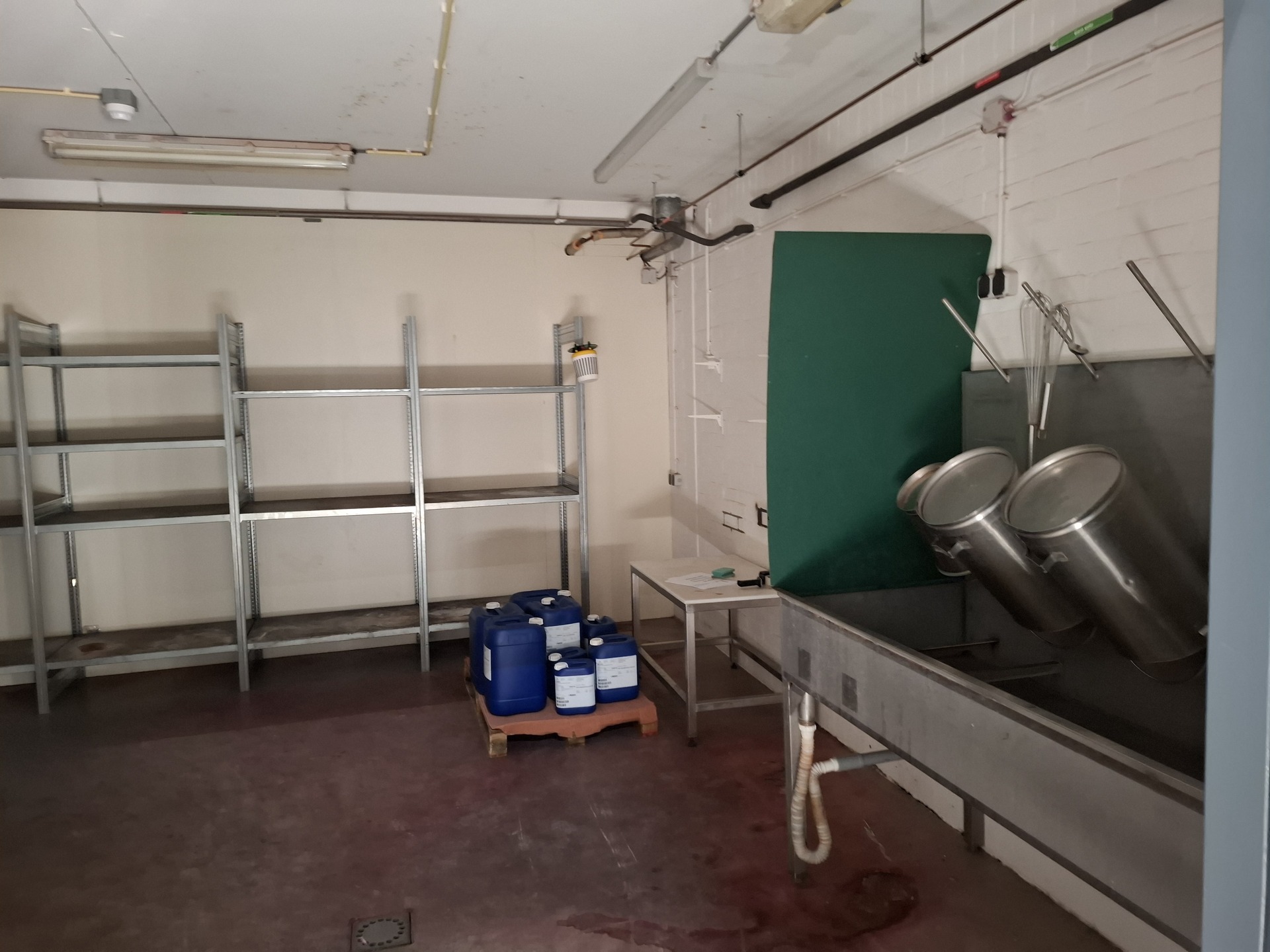 Diverse metalen en RVS werkplaatsinventaris