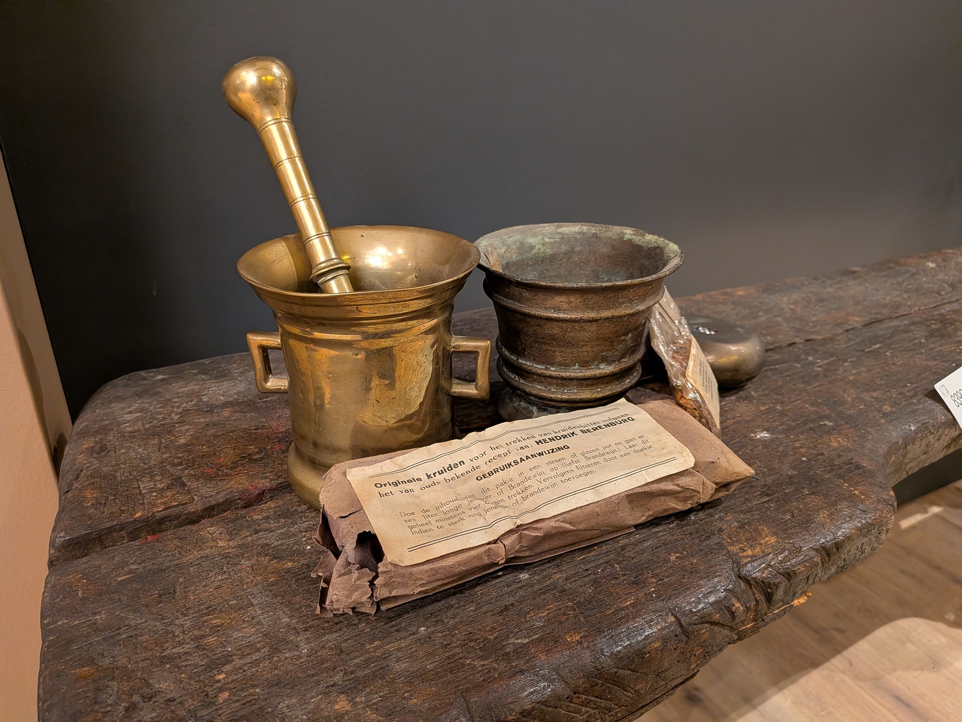 Divers nostalgisch keukengerei waaronder Bronzen vijzel met stamper 1