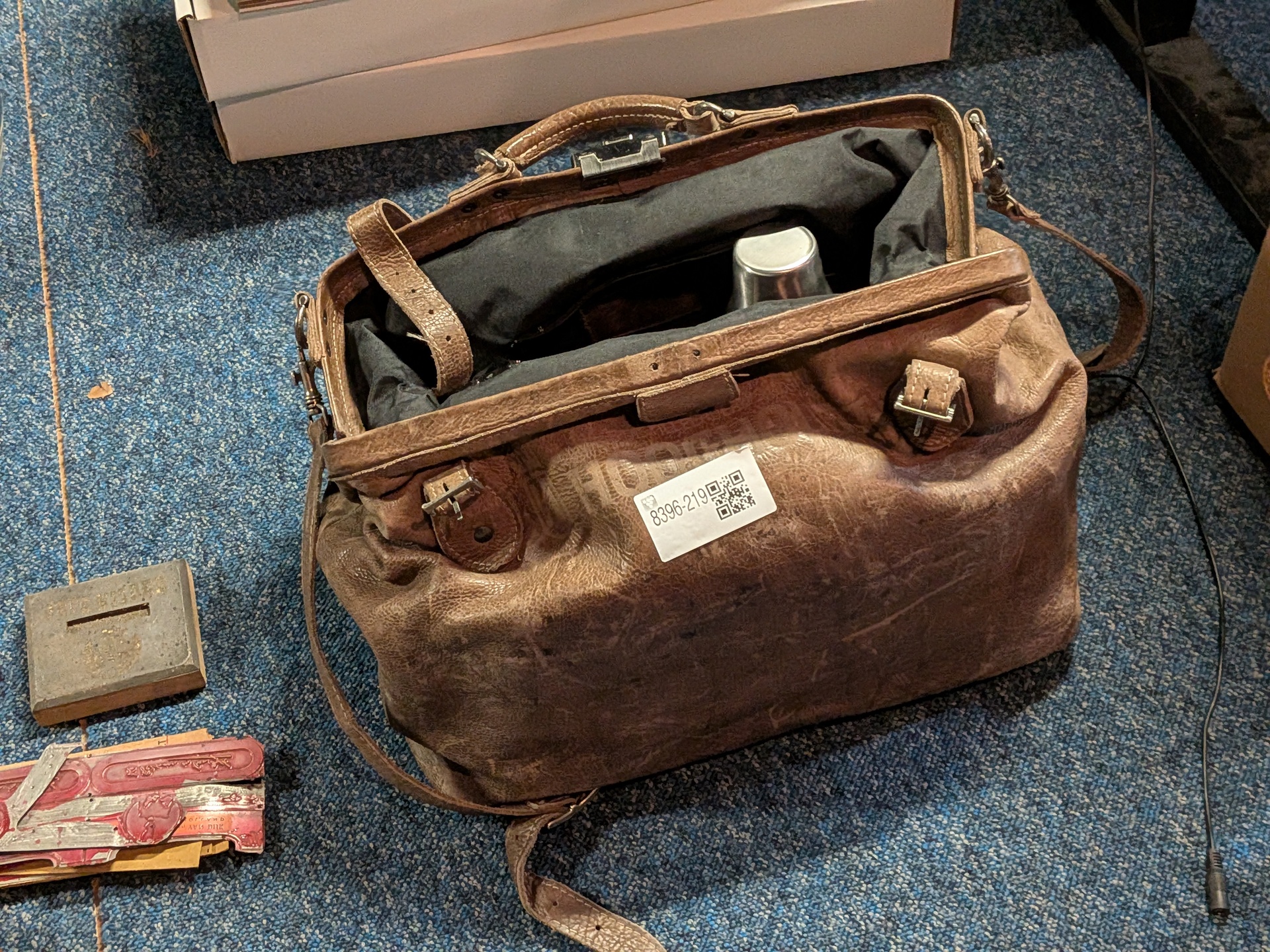 Vintage reistas met bartending toebehoren