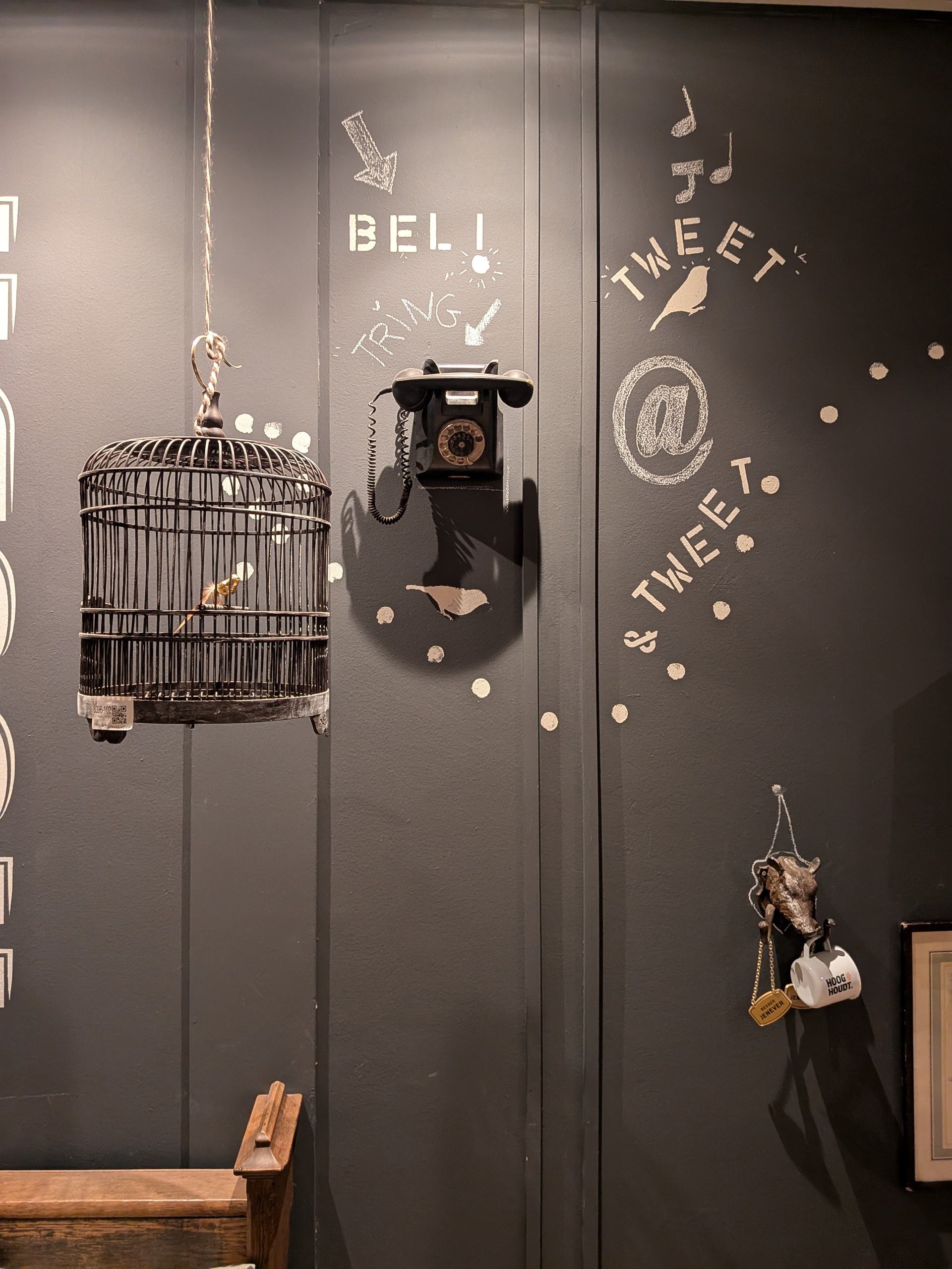 Decoratie kooi, telefoon en zwijn