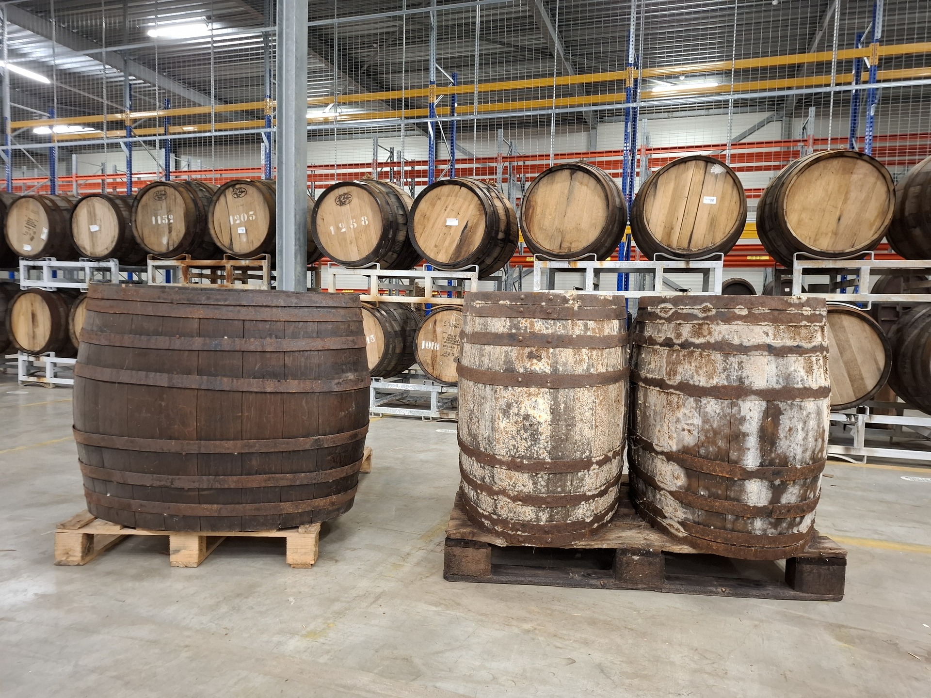 3x Oude houten opslag- en rijpingsvat