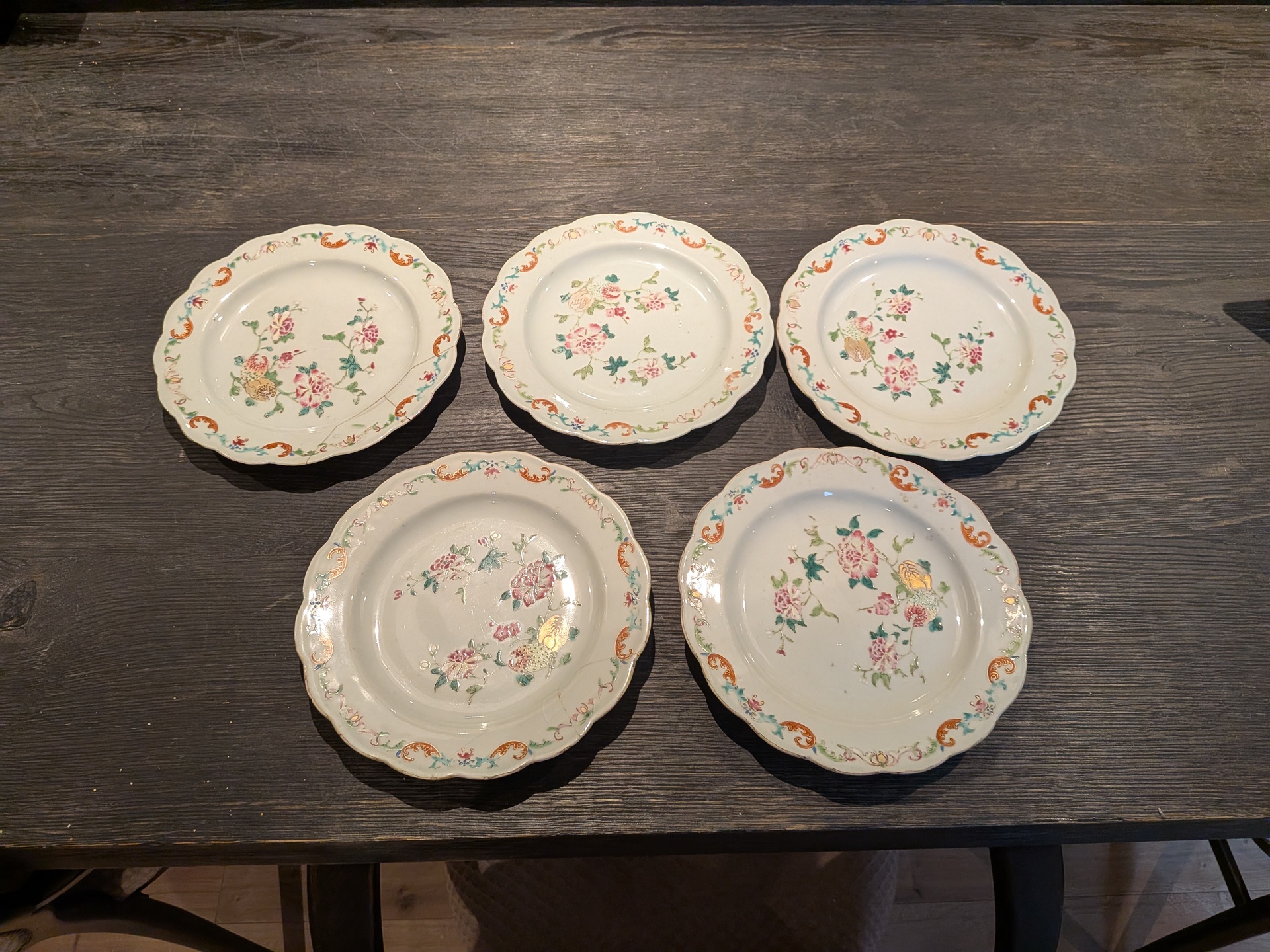 Serie van 5 porseleinen Famille Rose borden, China, Qianglong, 18e ee