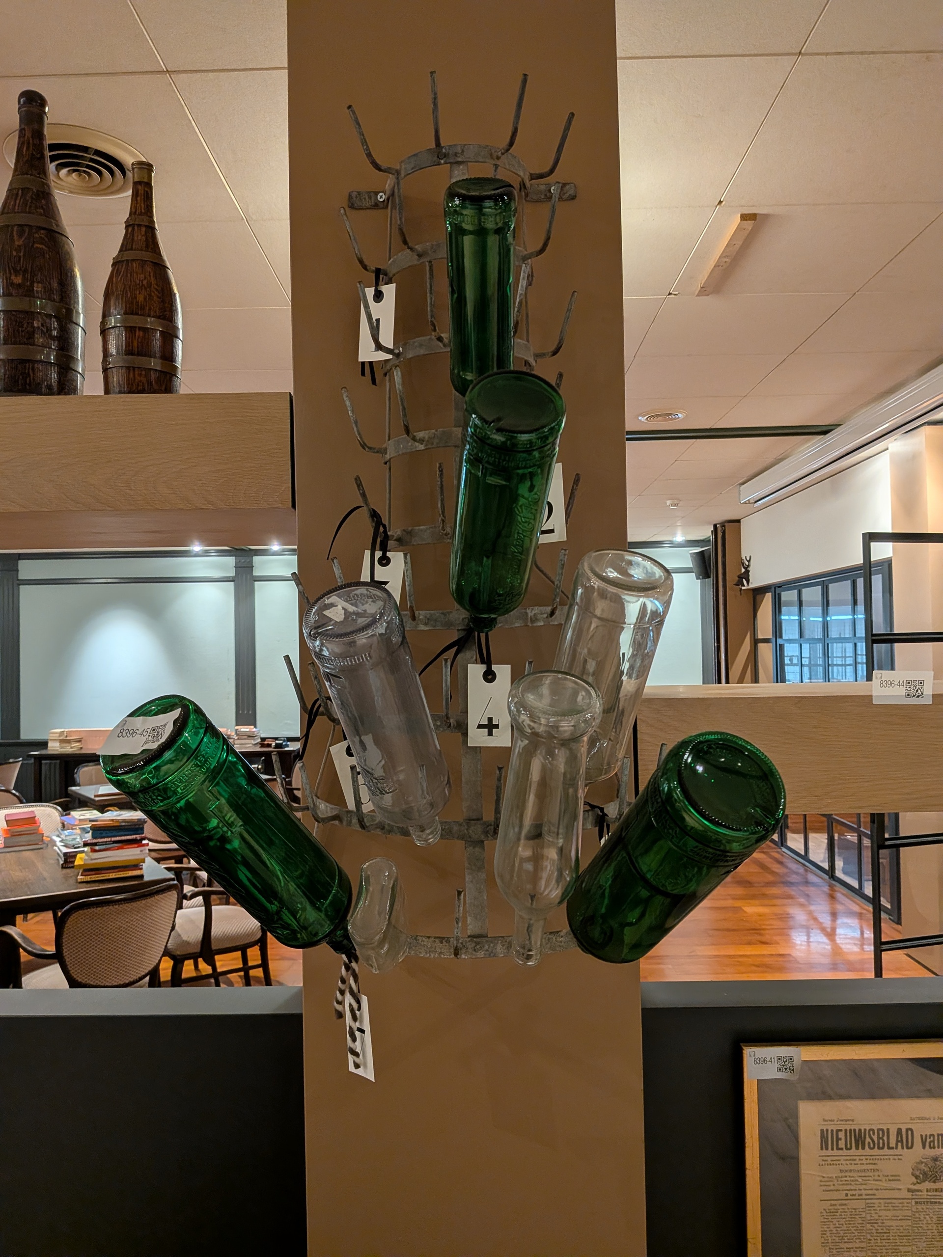 Flessen droogrek met diverse Hooghoudt flessen