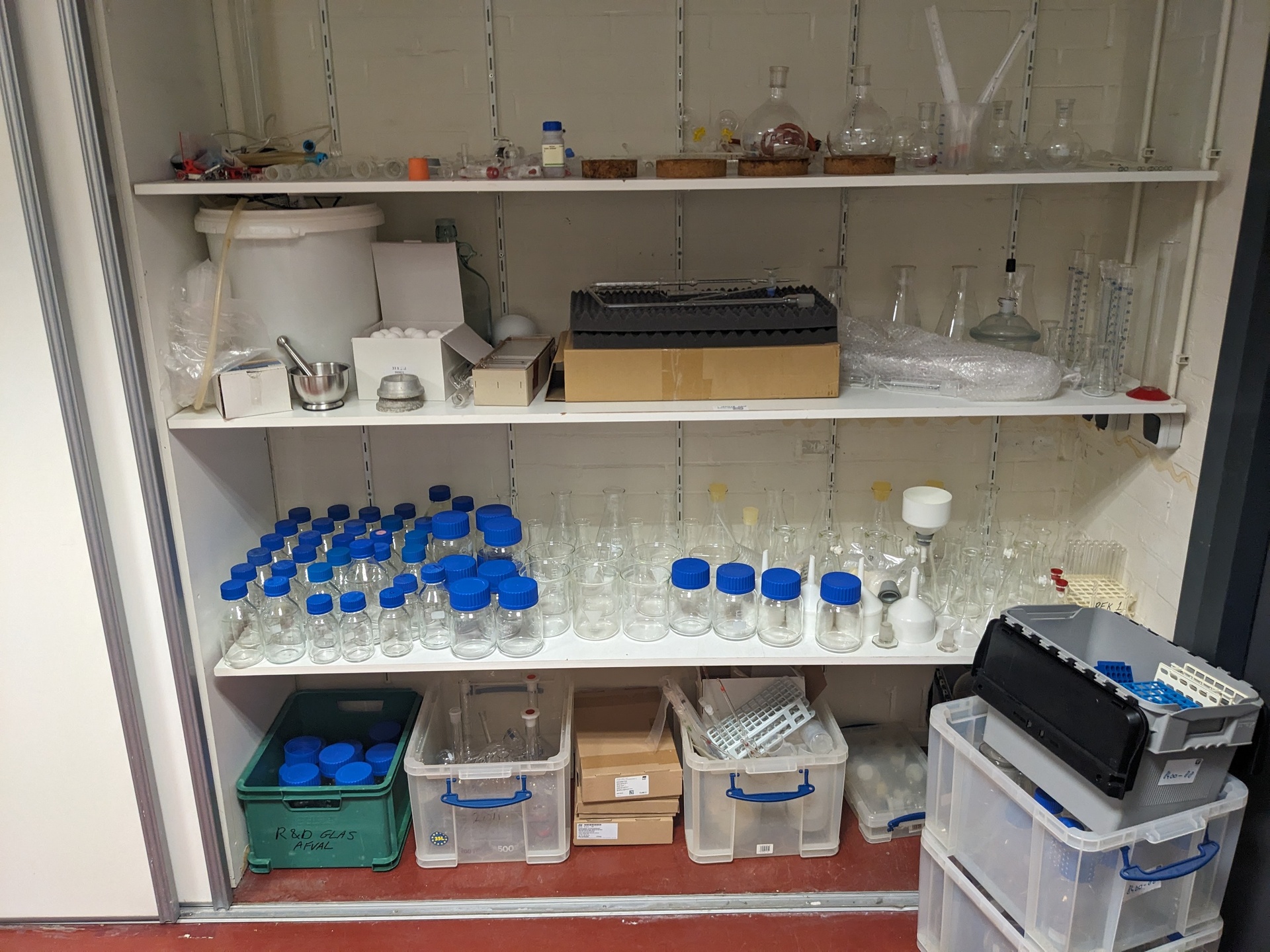 Inhoud laboratorium schuifkast