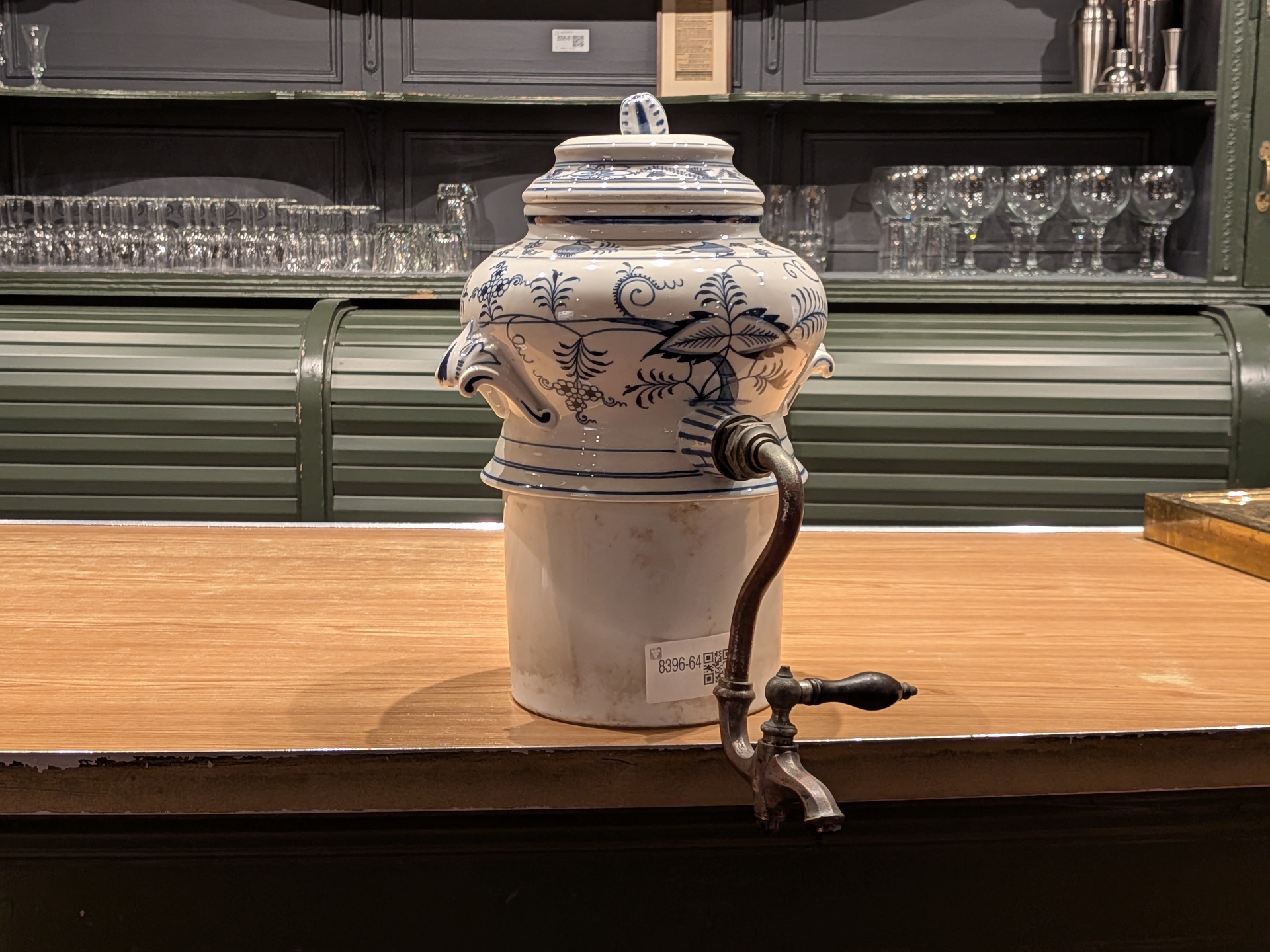 Nostalgische au-bain marie met tapkraan, Saksisch decor, eind 19e eeu