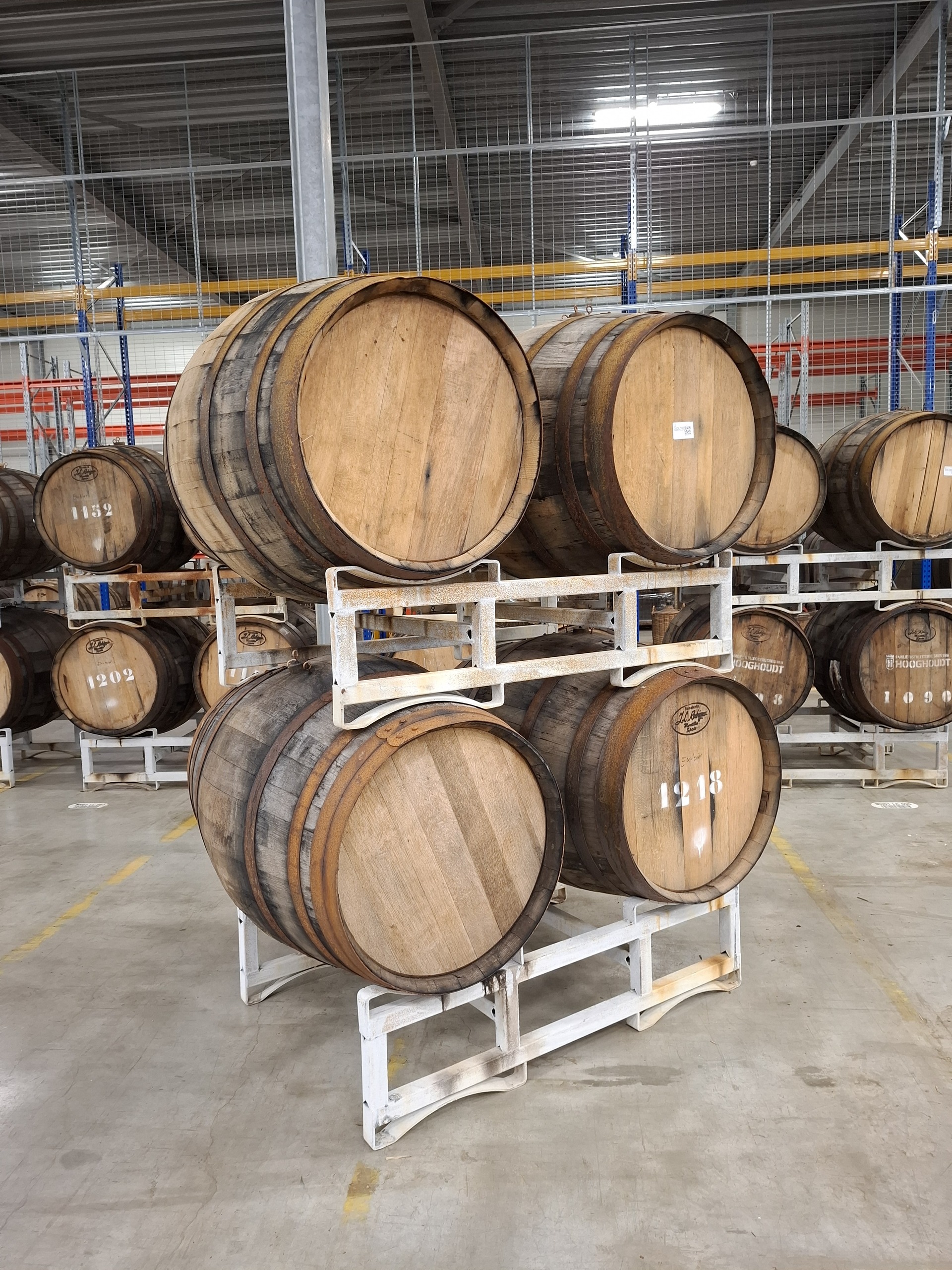 4x Houten opslag- en rijpingsvat voor moutwijn op bok