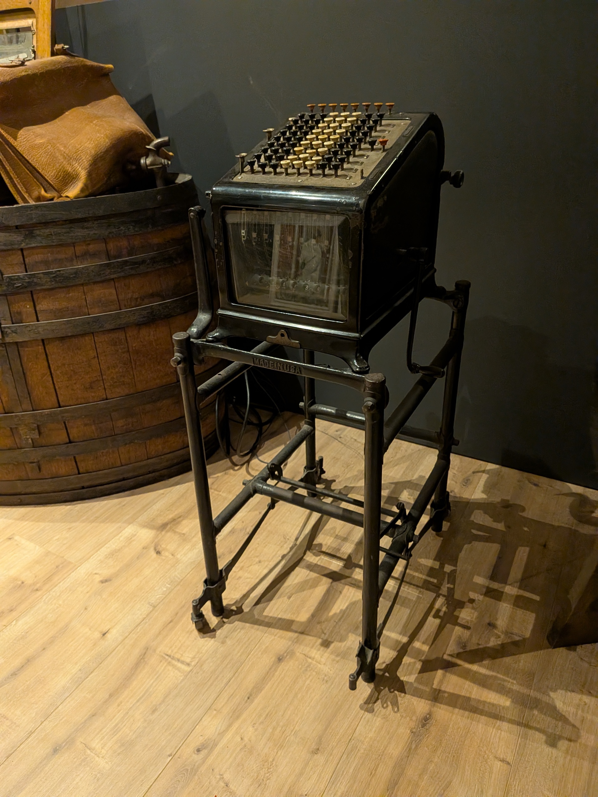 Antieke telmachine op onderstel Burrough made in USA