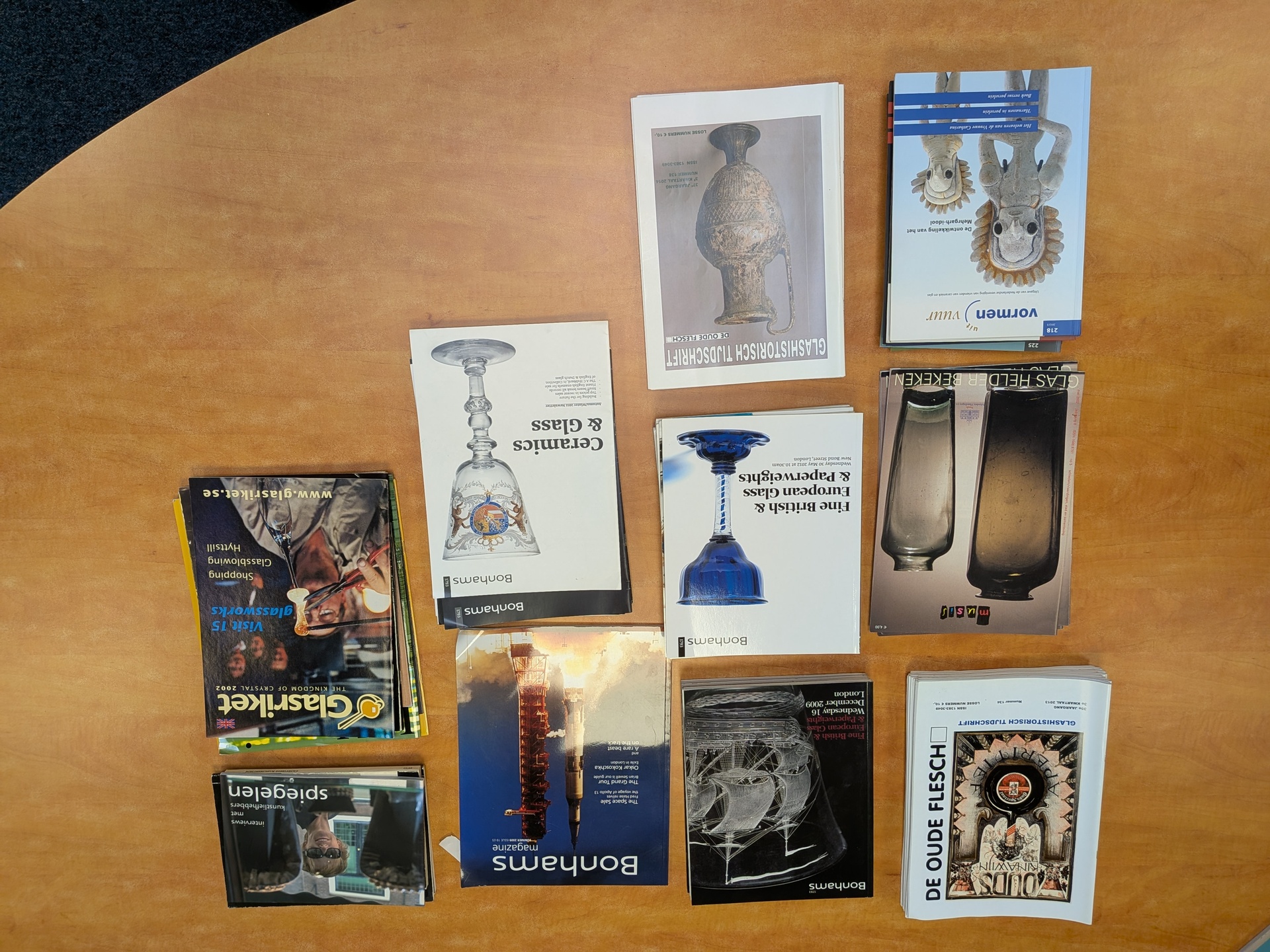 Assortiment tijdschriften en naslagwerken glas