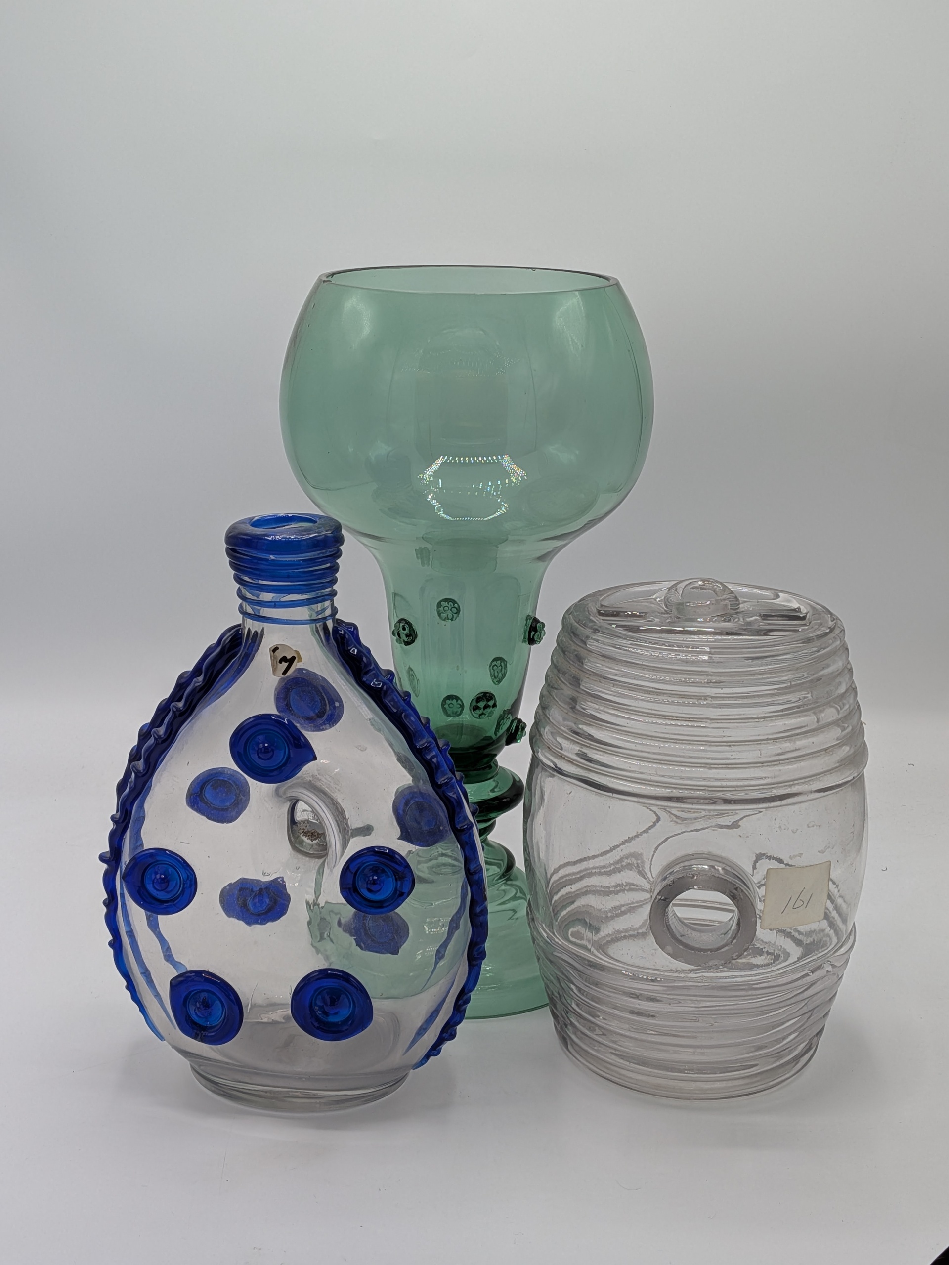 Grote groenglazen roemer met 2x glaswerk divers