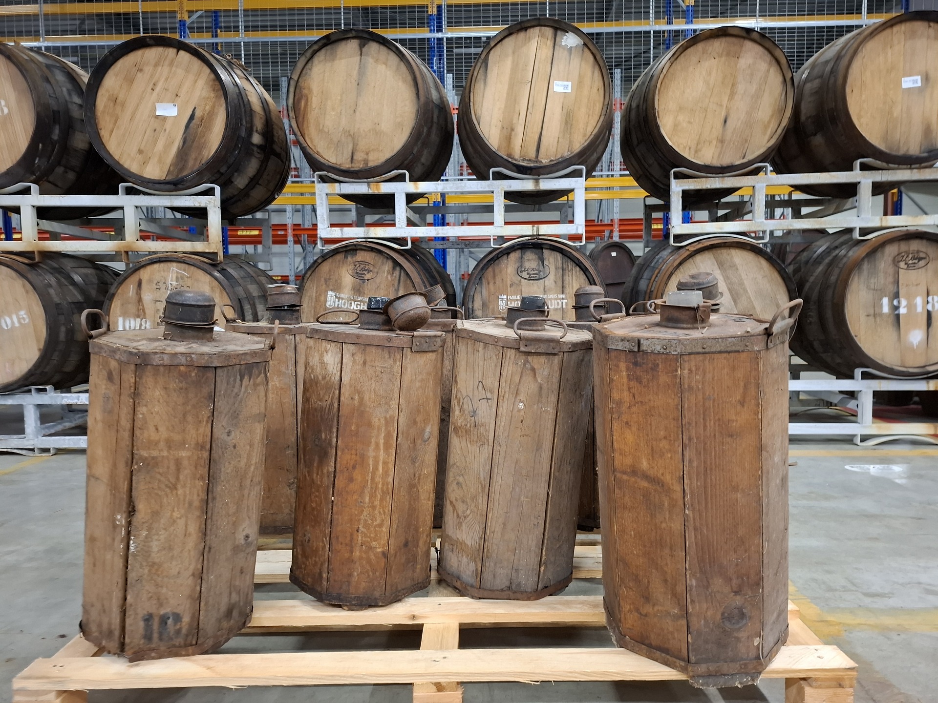 8x Stroh rum-fles in houten krat