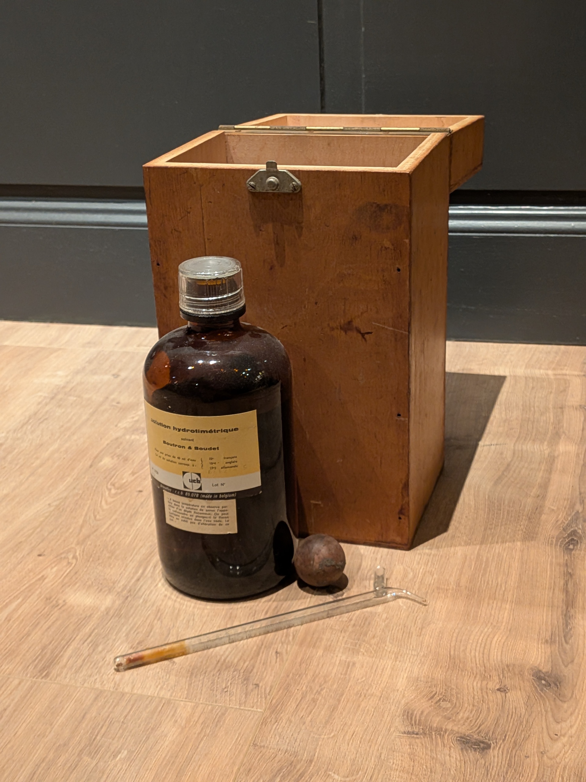 Fles hydrometische oplossing, deels gevuld