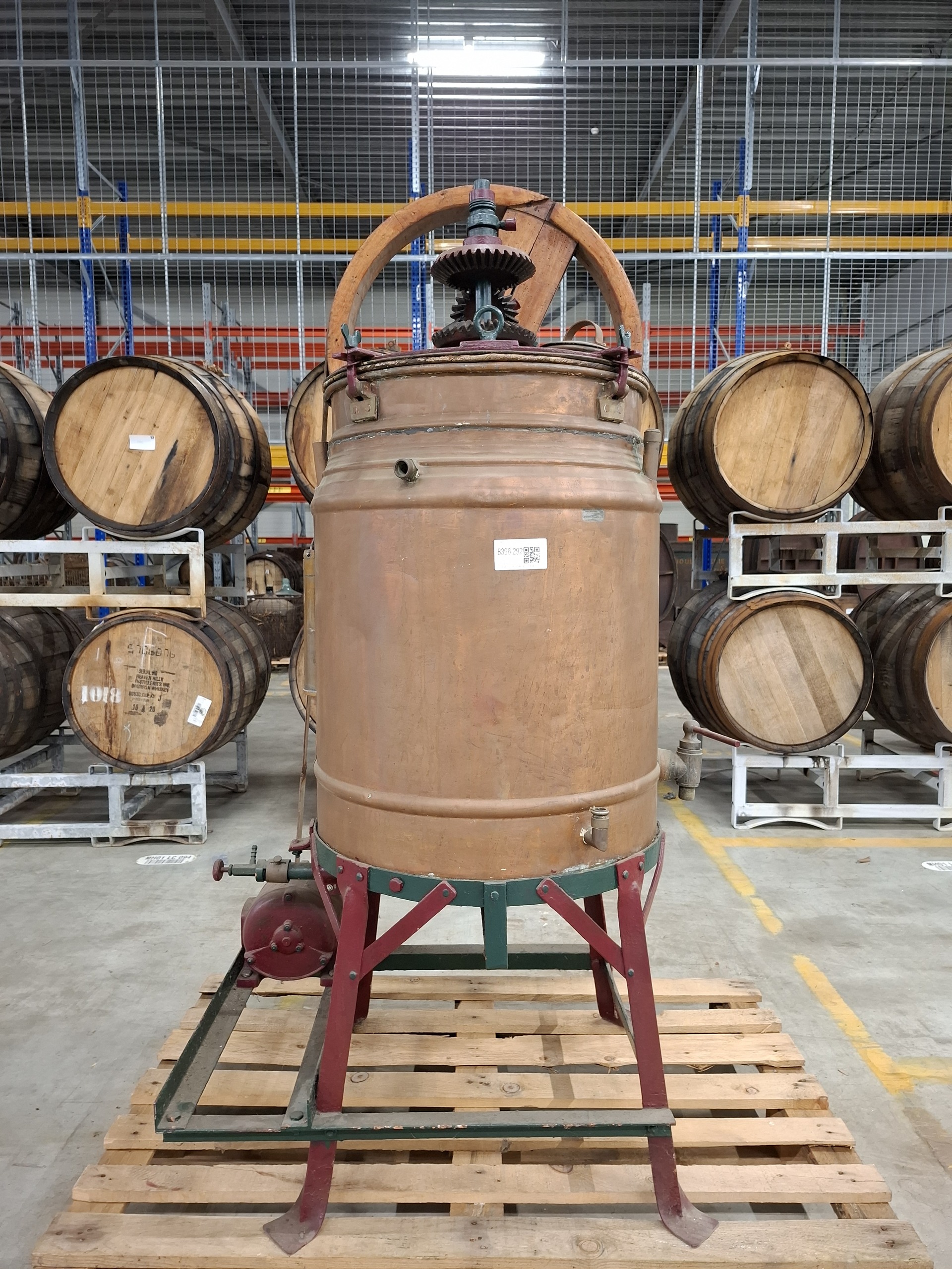 Antieke koperen advocaat ketel op metalen onderstel