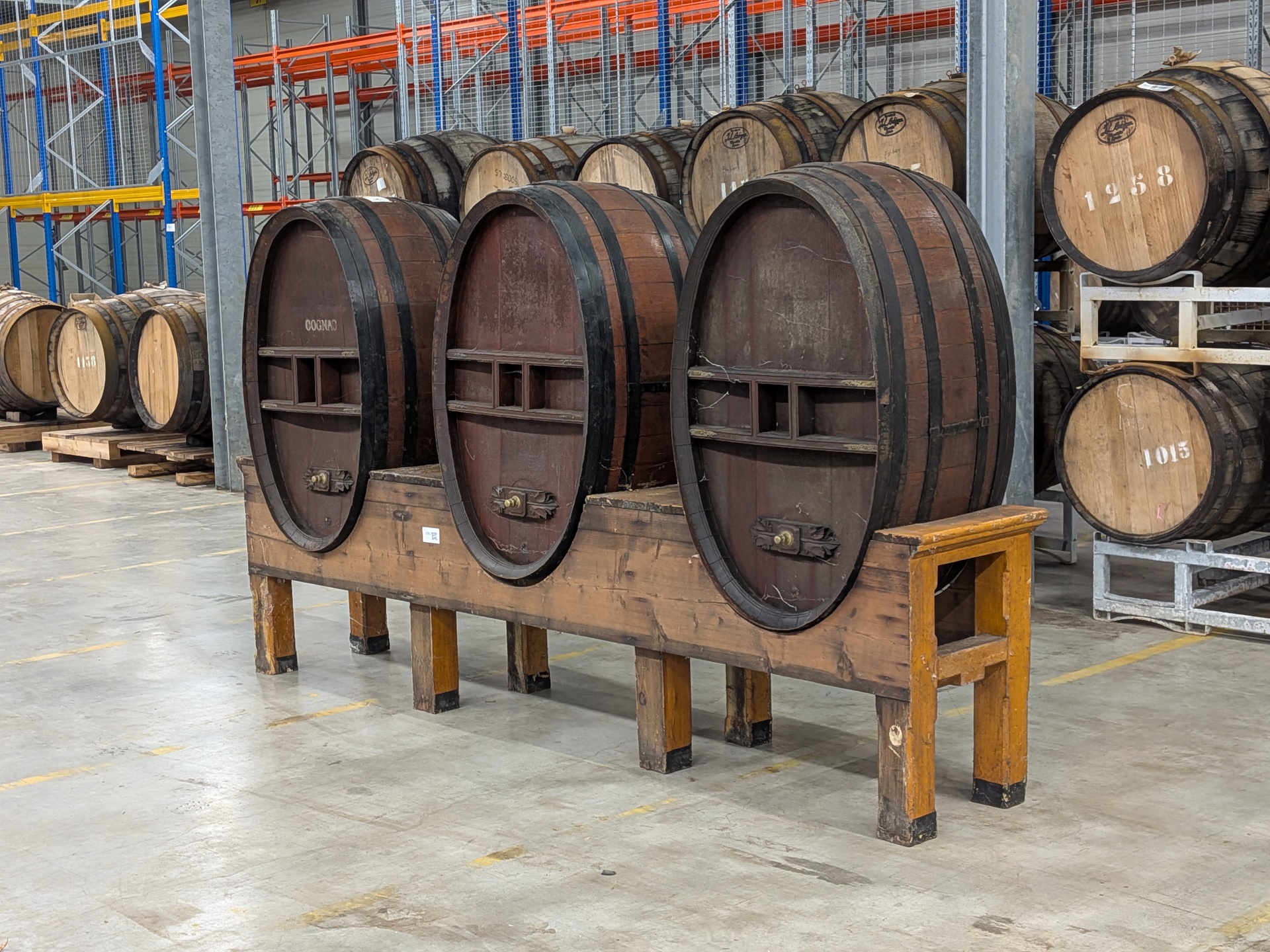 3x Oude houten opslag- en rijpingsvat op bok