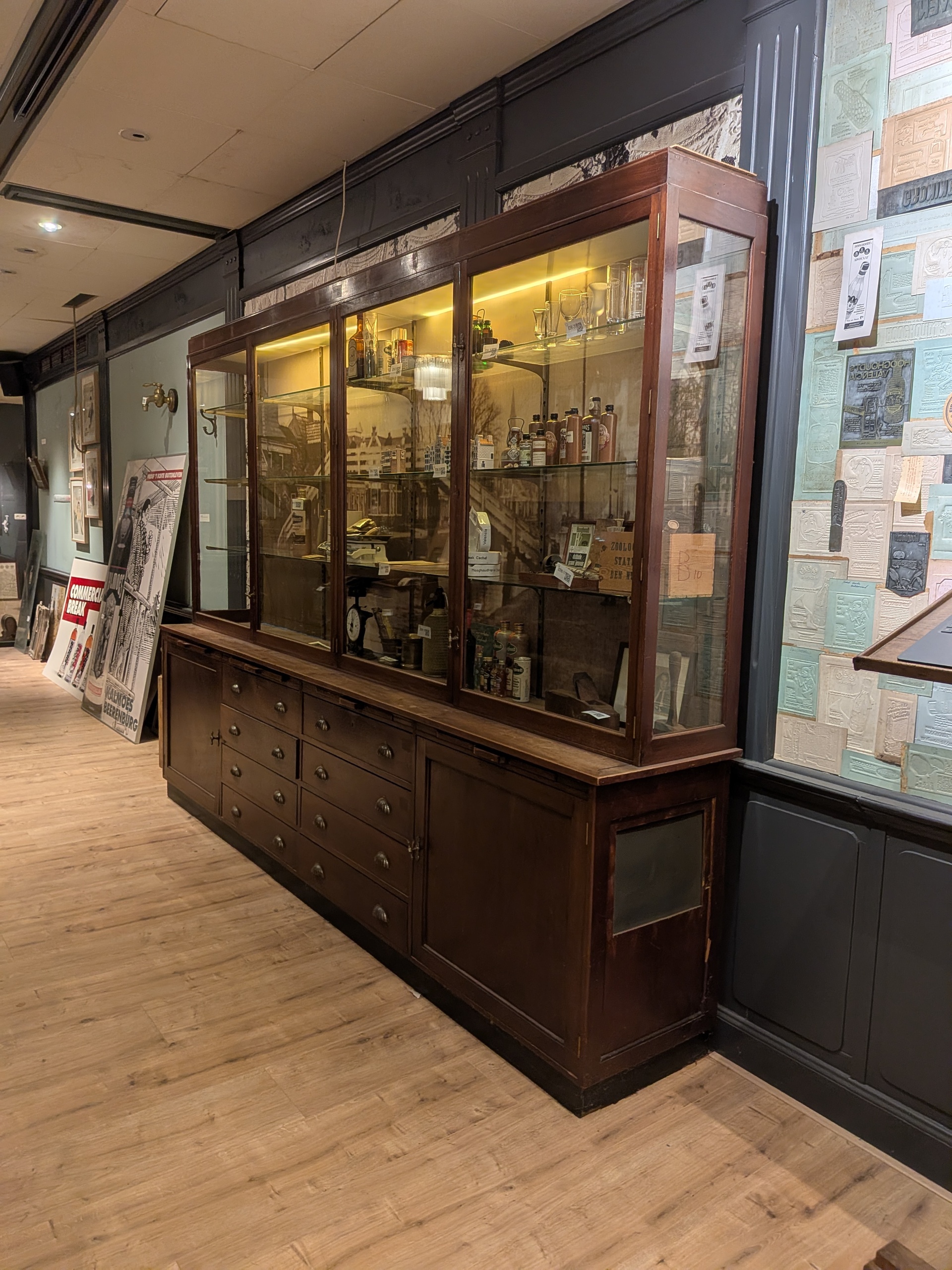 Antieke apothekerskast Tacoma, bouwjaar Rond 1900