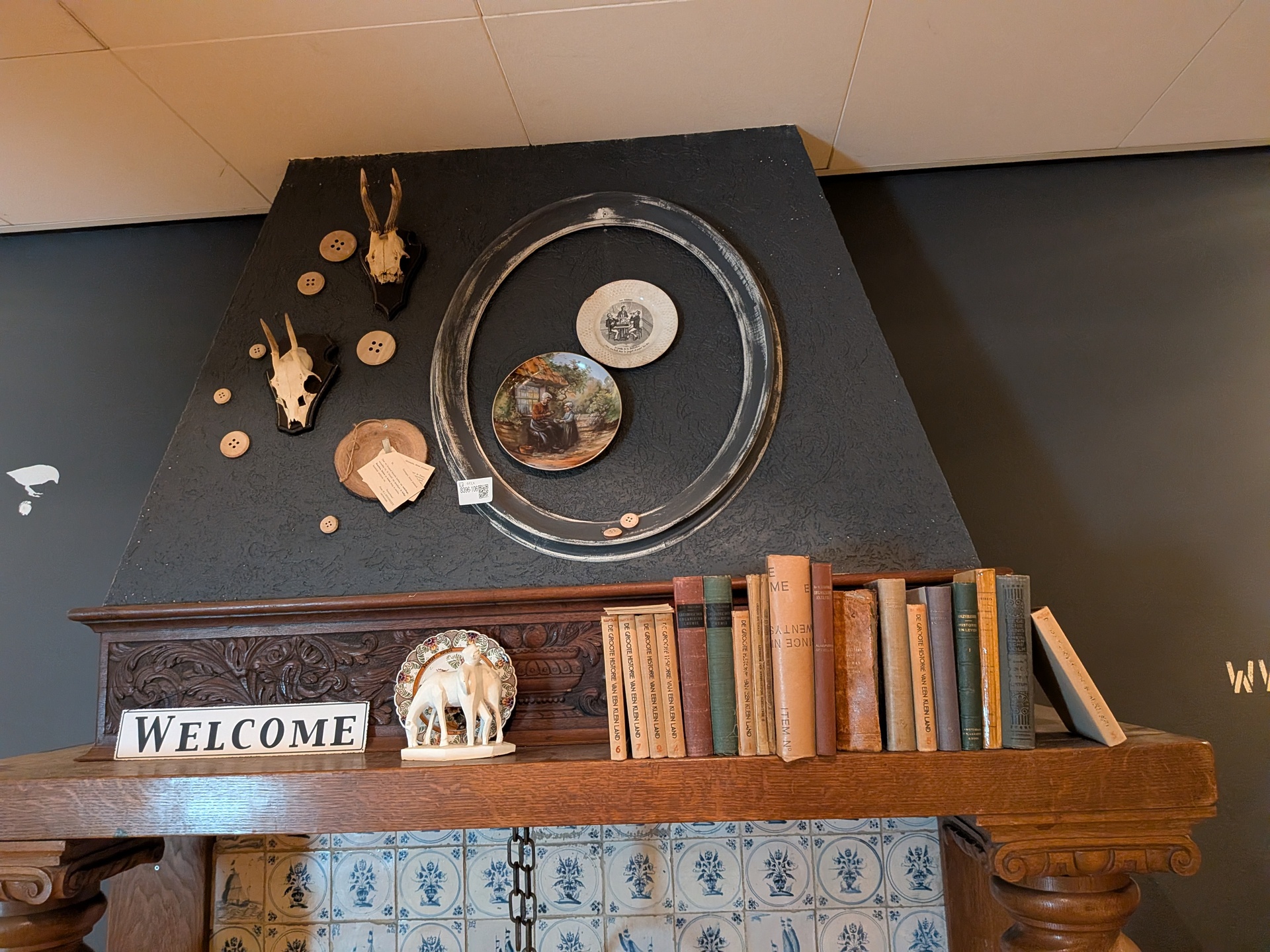 Diverse schouwdecoratie met oude boeken