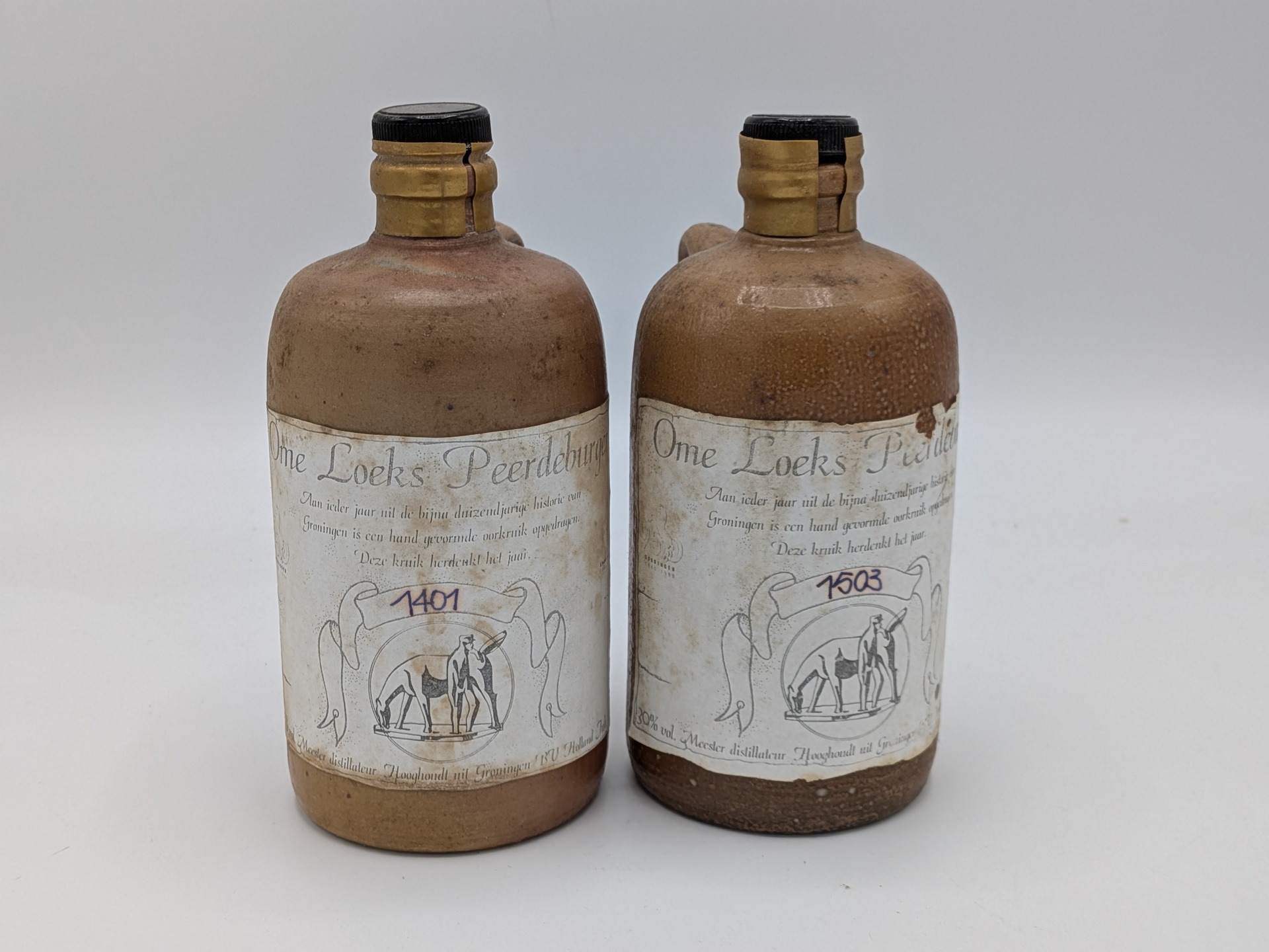 2x Kruik met Ome Loeks Peerdeburger “1401, 1503”