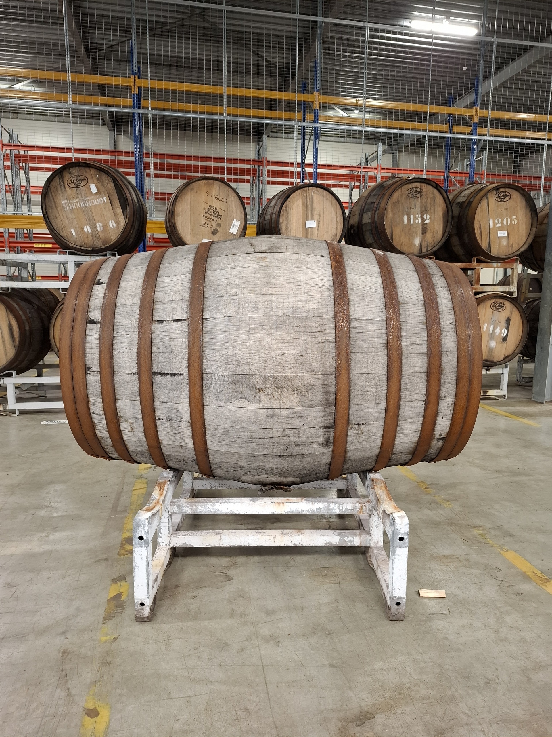 Grote houten opslag- en rijpingsvat op bok