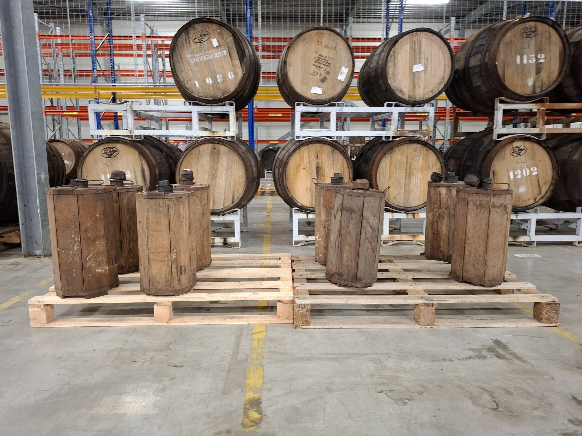 8x Stroh rum-fles in houten krat