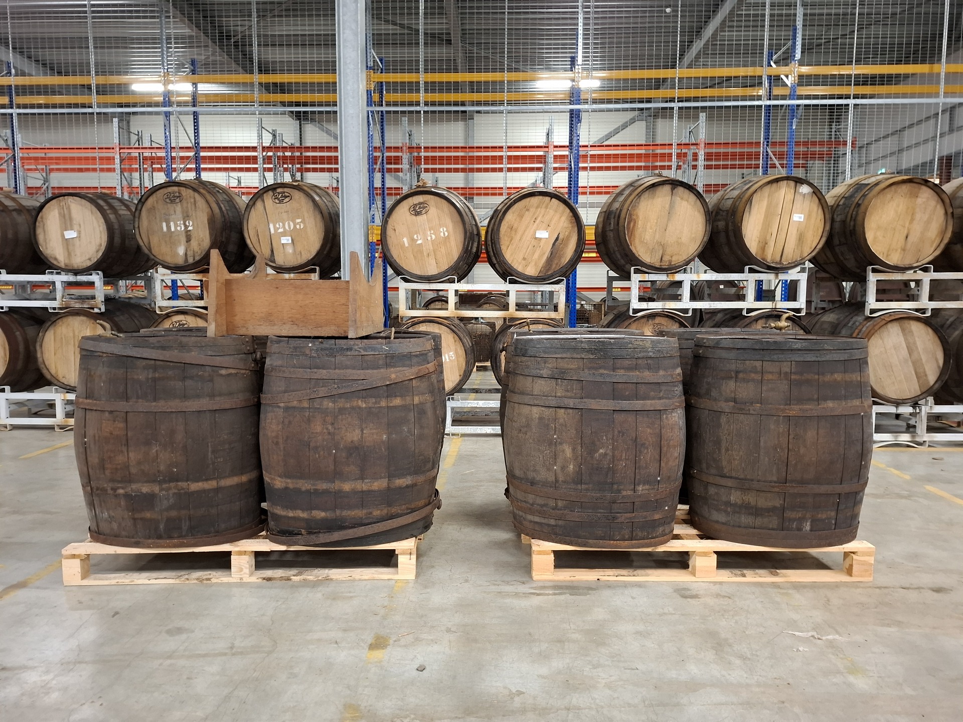 8x Oude houten opslag- en rijpingsvat