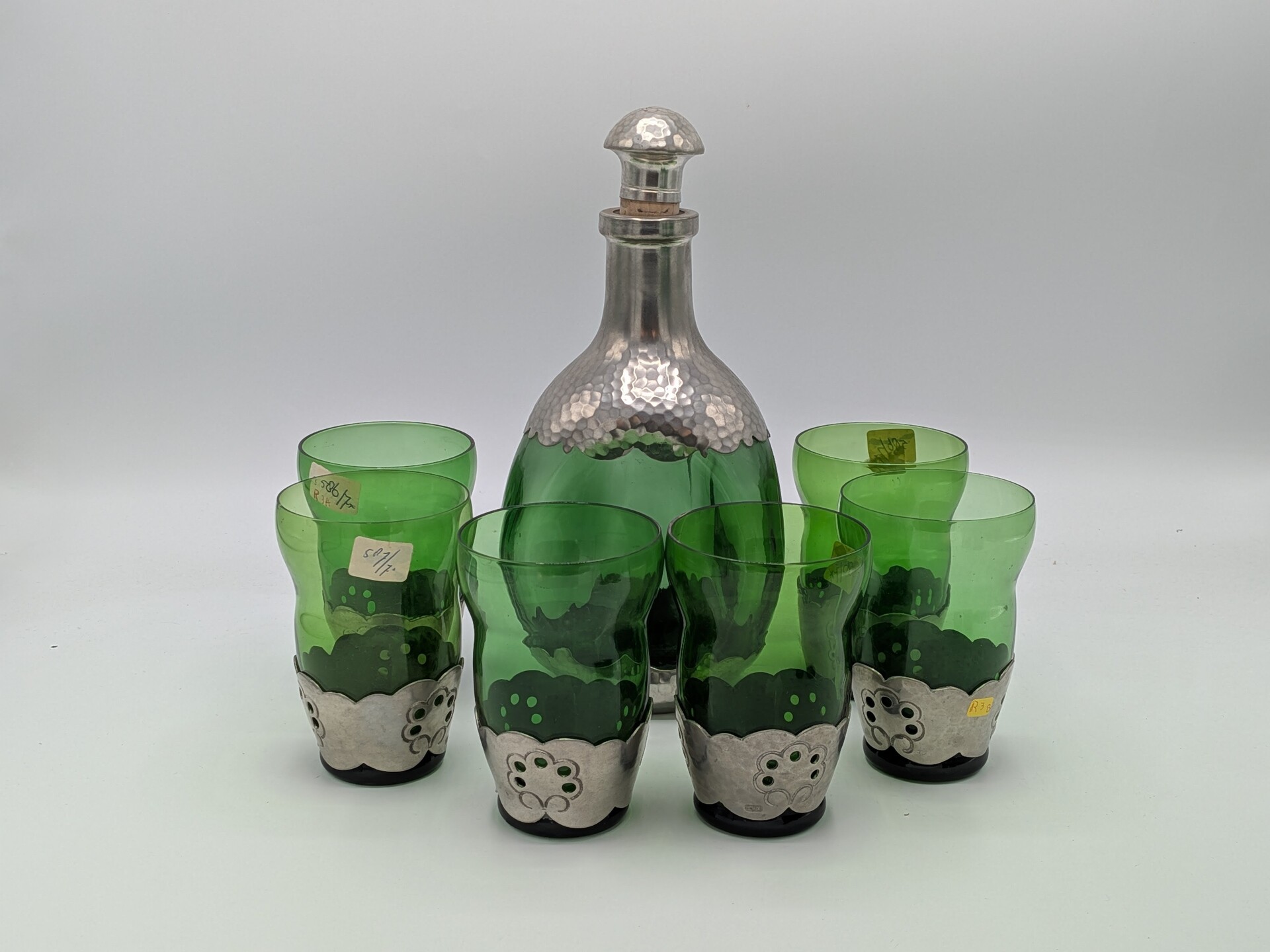 Groen glazen art deco karaf met glazen voorzien van tin montuur bouwja