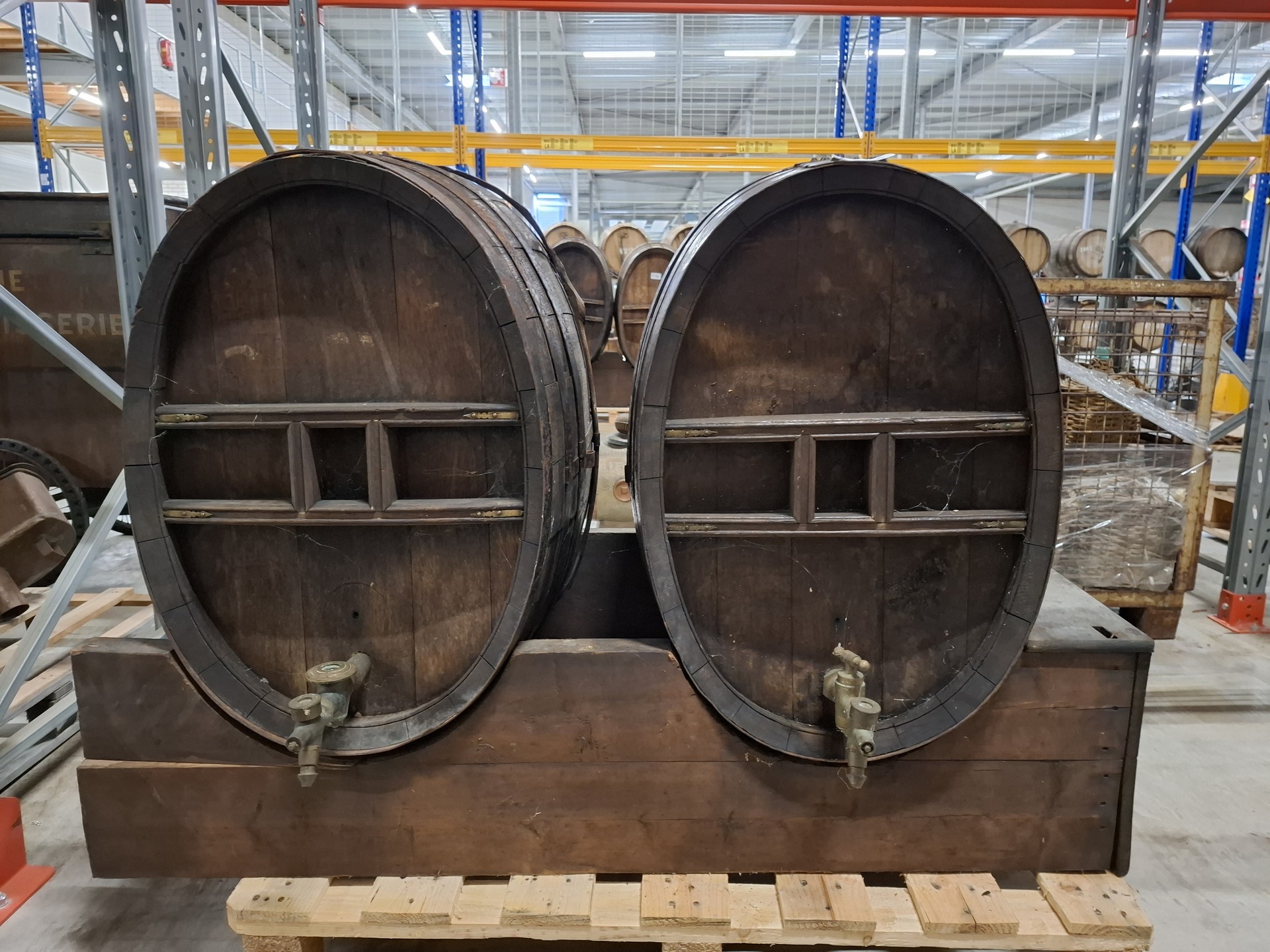 2x Oude houten opslag- en rijpingsvat op bok