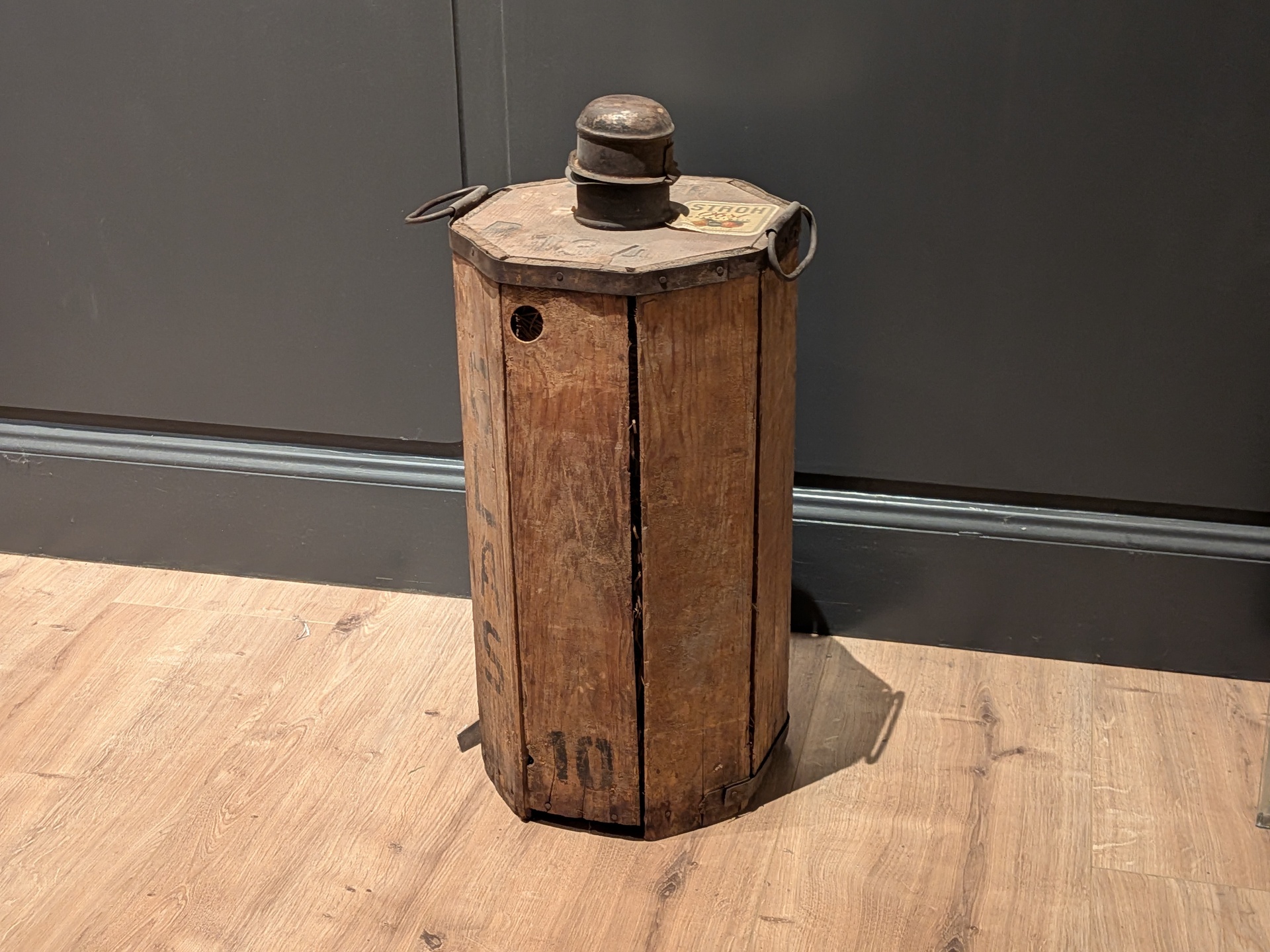 Antieke glasfles in houten transportkist