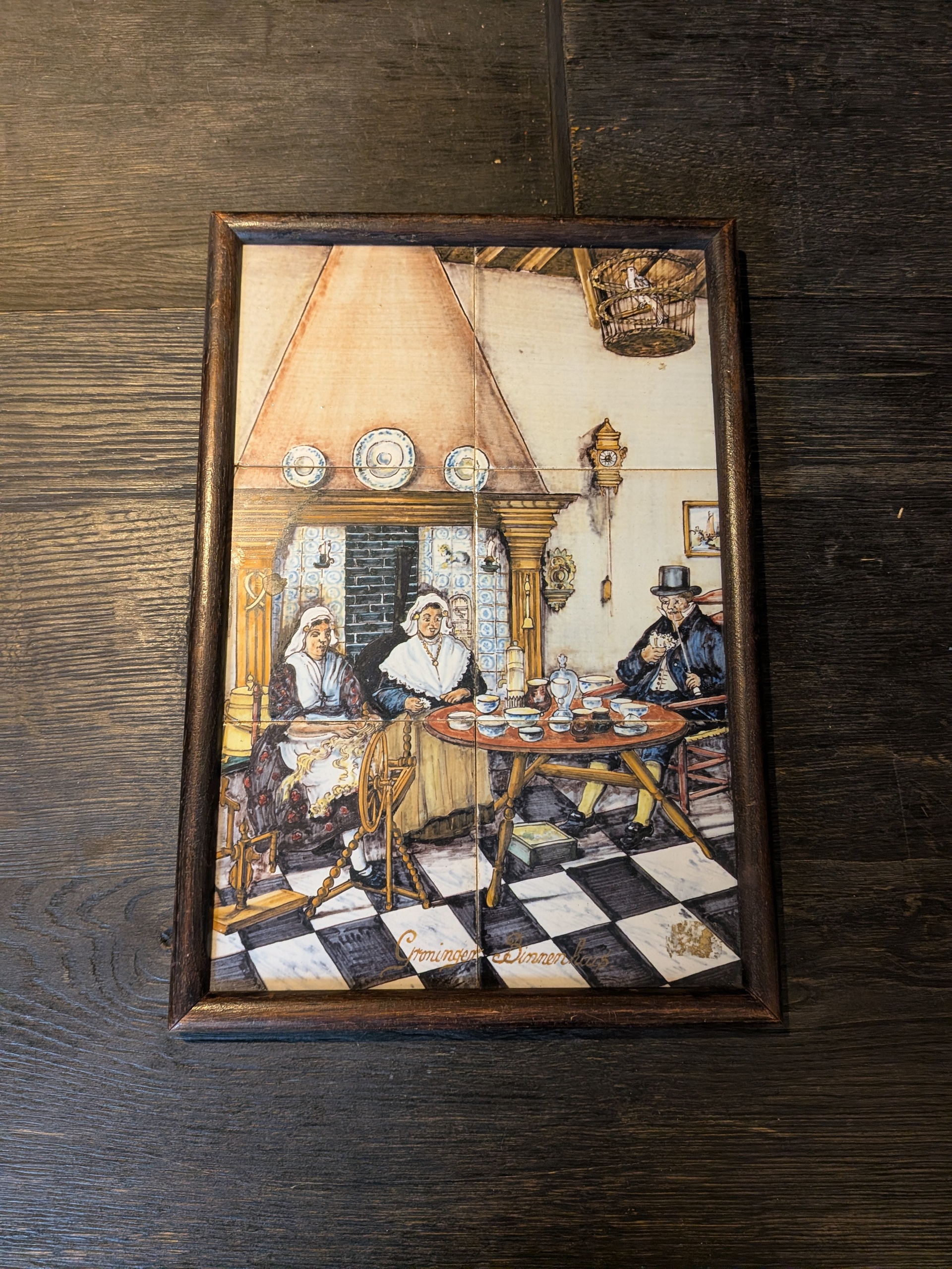 Zespas tegeltableau met polychrome voorstelling van Groninger Binnenh