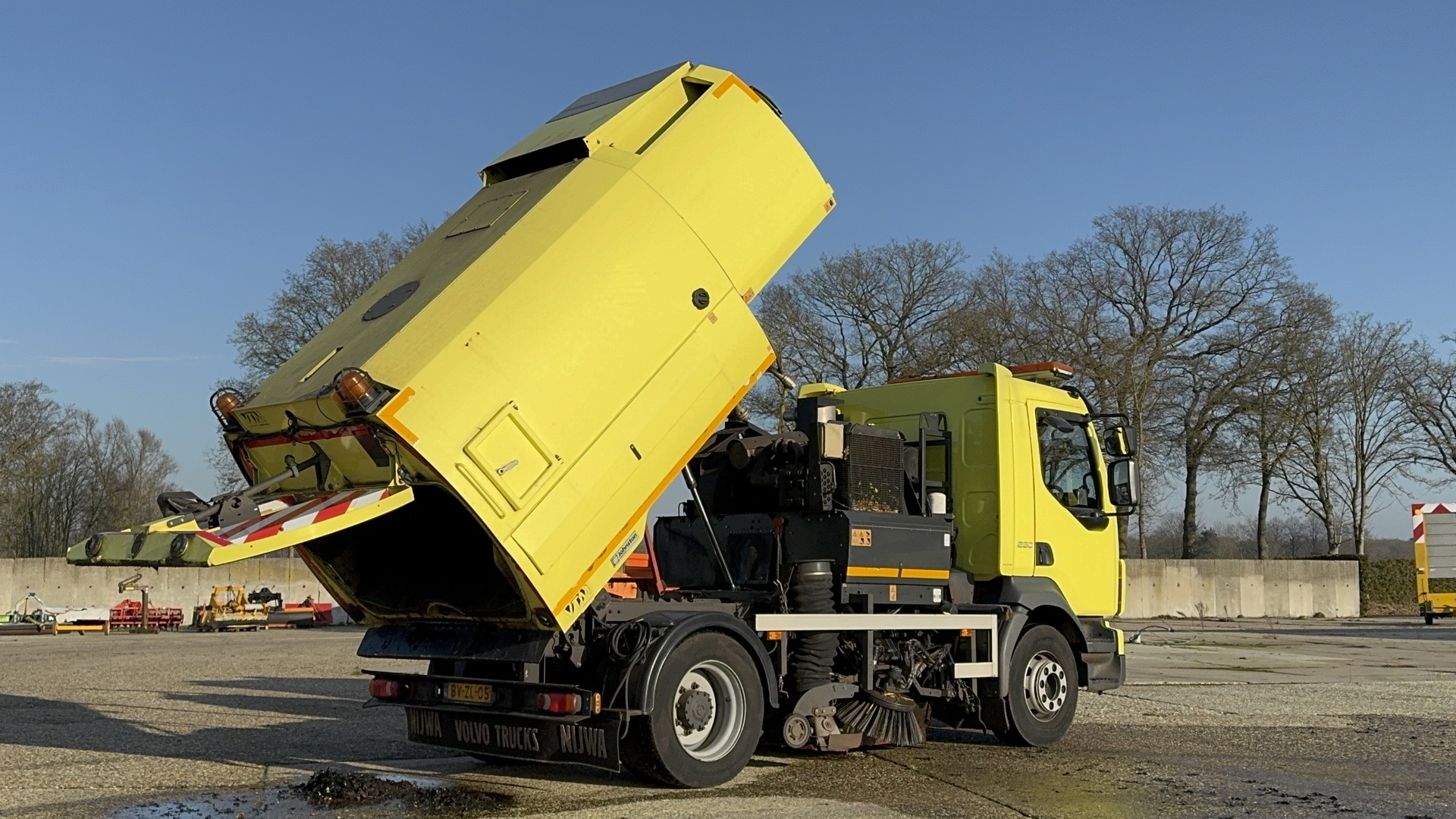 Vrachtwagen, VOLVO, FLL 42, 2009, met veegopbouw, Johnston