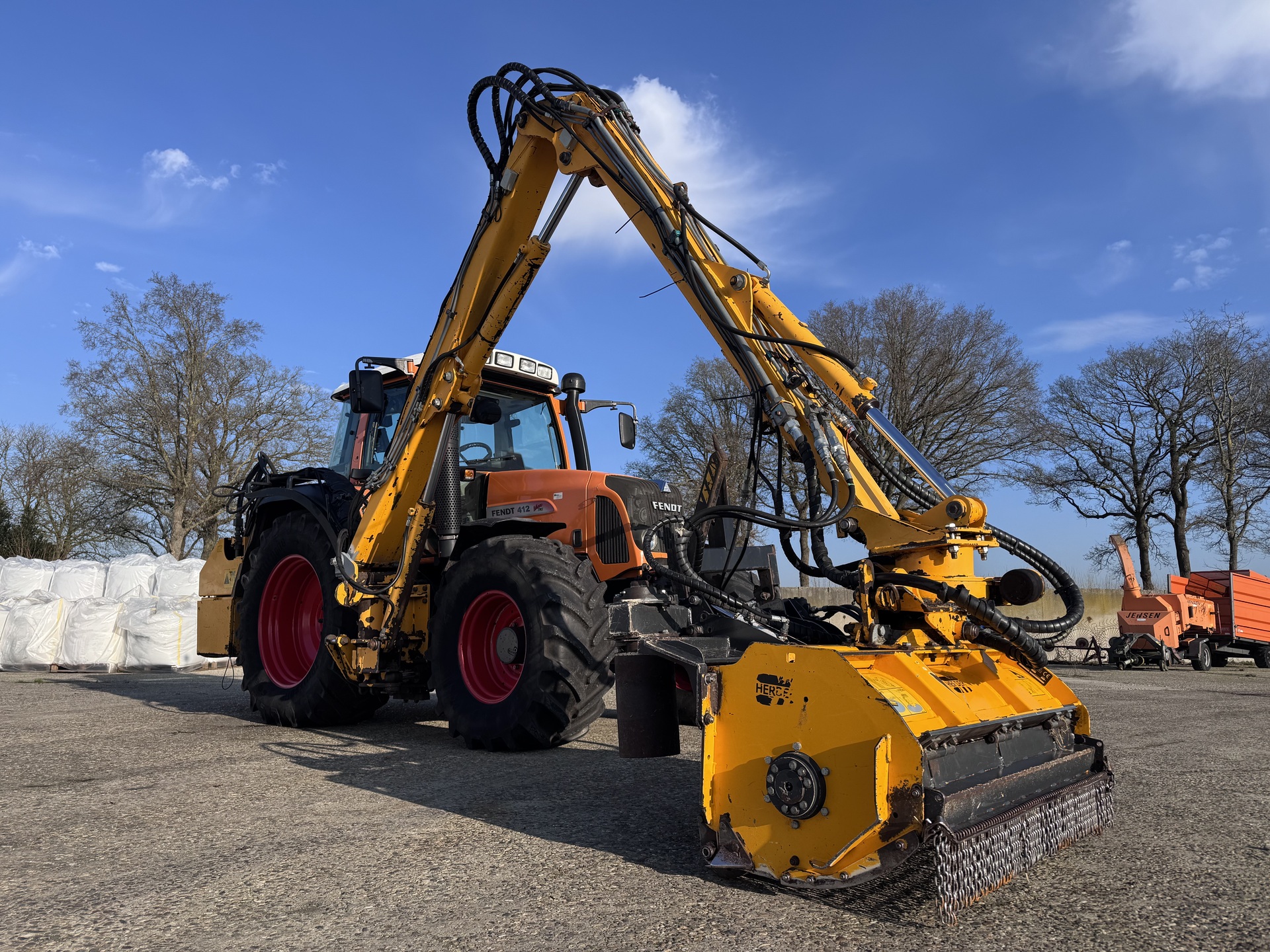 Land- of bosbouwtrekker FENDT, 412 VARIO met maaiarm HERDER, bouwjaar