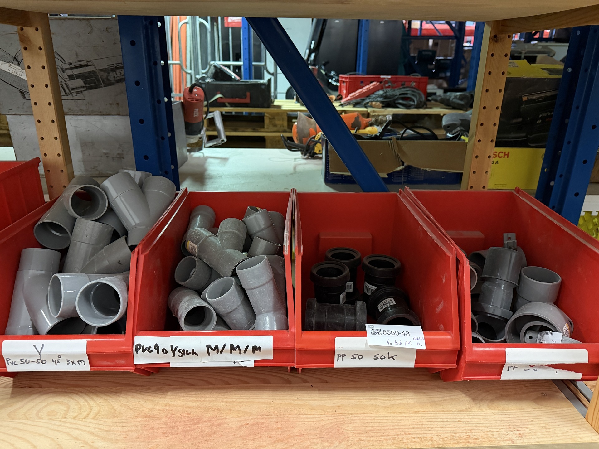 4x Magazijnbak met PVC hulpstukken