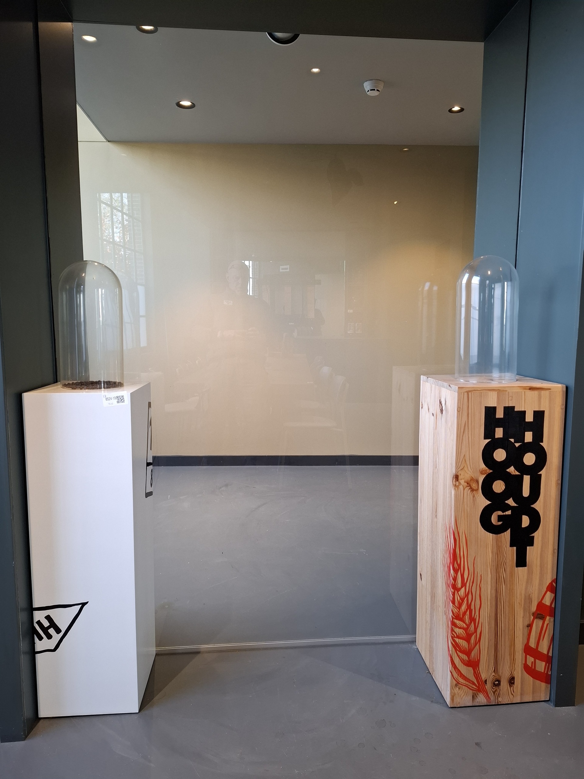 2x Zuil / staander met stopfles